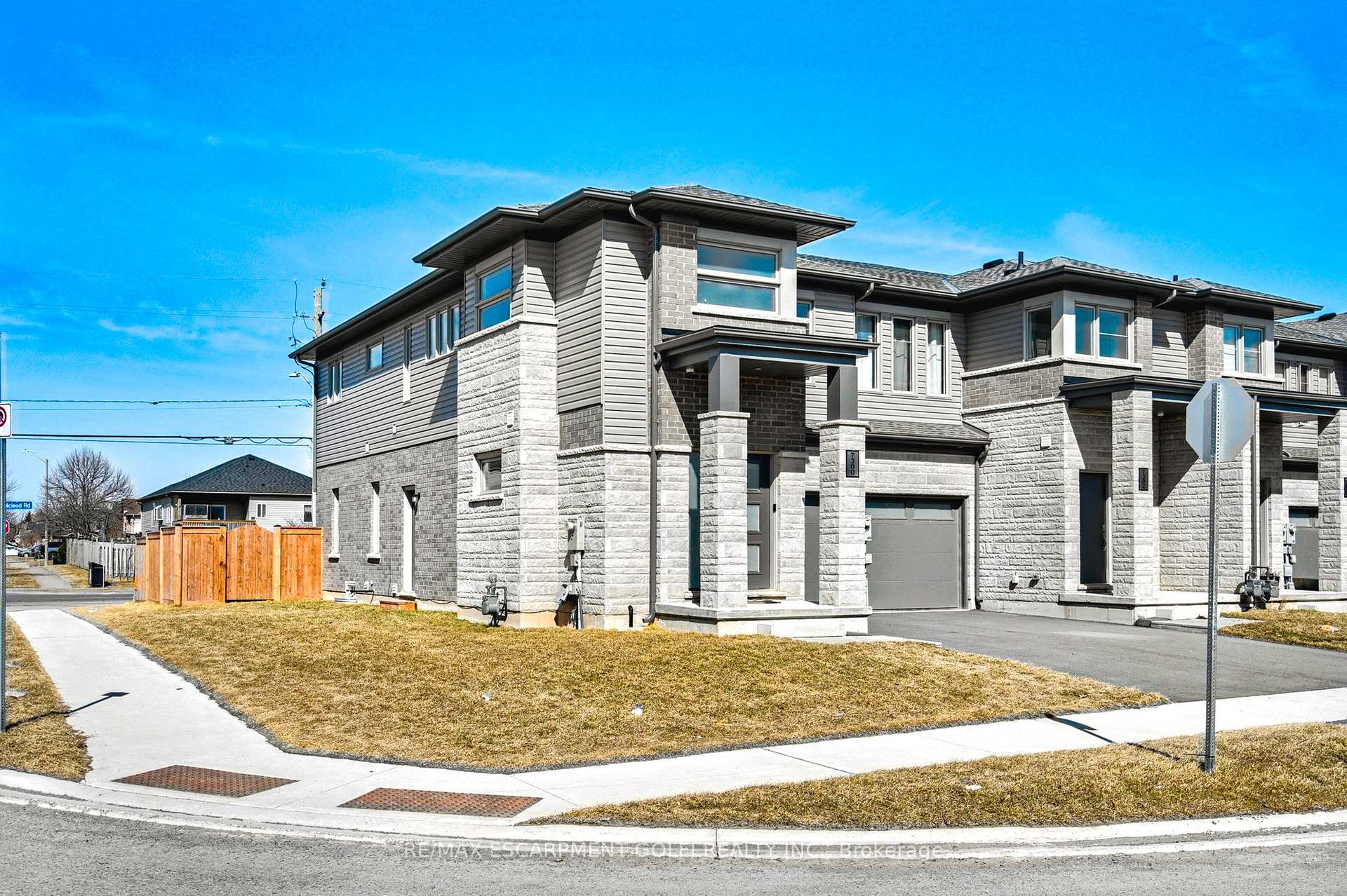 Photo 3 of 7300 Marvel Drive, Niagara Falls, Brown — HOMEH