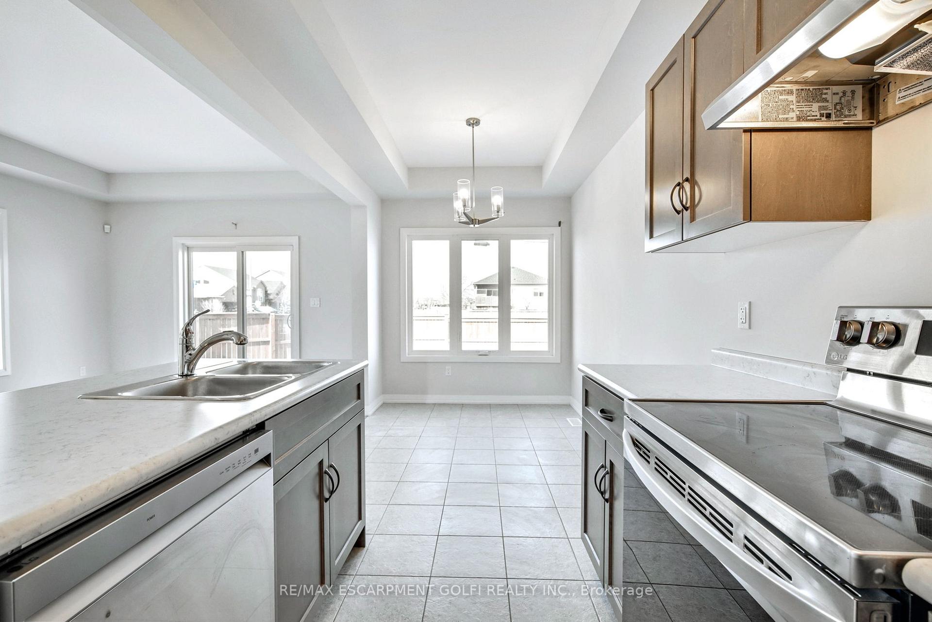 Photo 9 of 7300 Marvel Drive, Niagara Falls, Brown — HOMEH