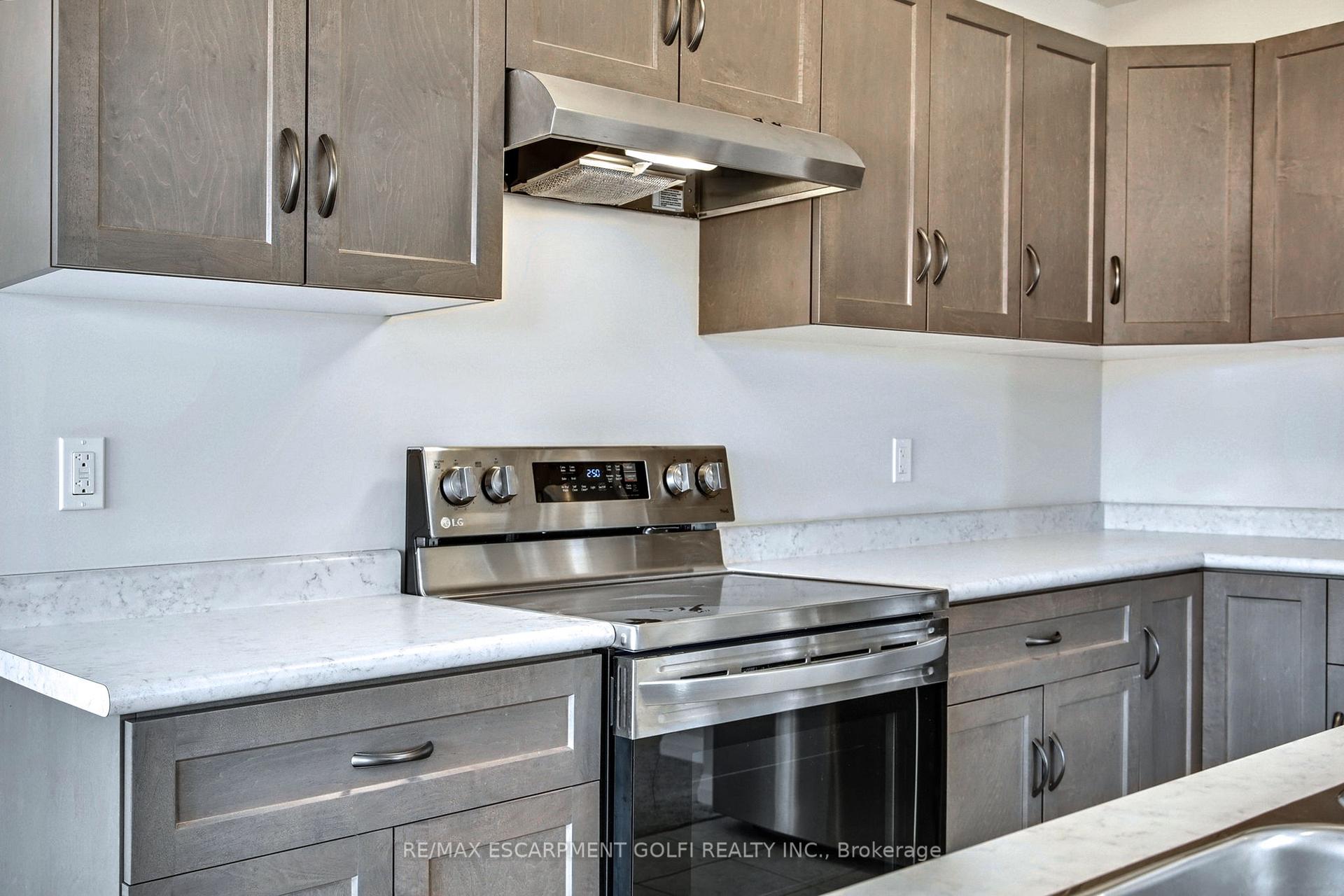 Photo 12 of 7300 Marvel Drive, Niagara Falls, Brown — HOMEH
