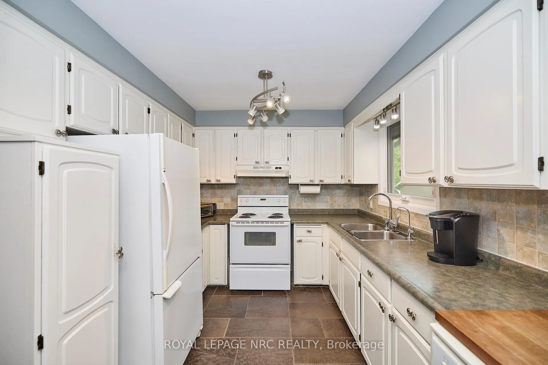 Photo 16 of 6968 Brian Crescent, Niagara Falls, Casey — HOMEH