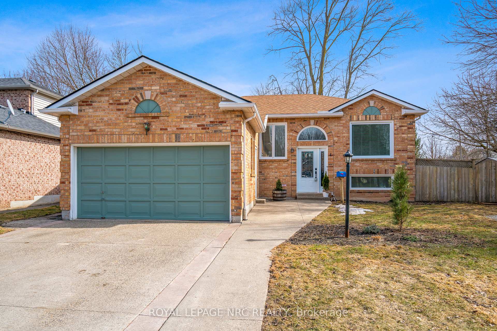 Photo 1 of 4 Woodside Square, Pelham, Fonthill — HOMEH