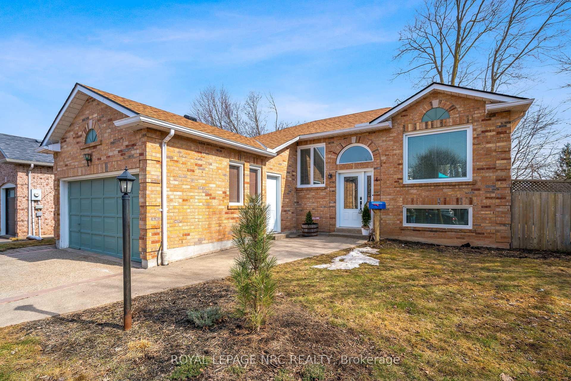 Photo 2 of 4 Woodside Square, Pelham, Fonthill — HOMEH