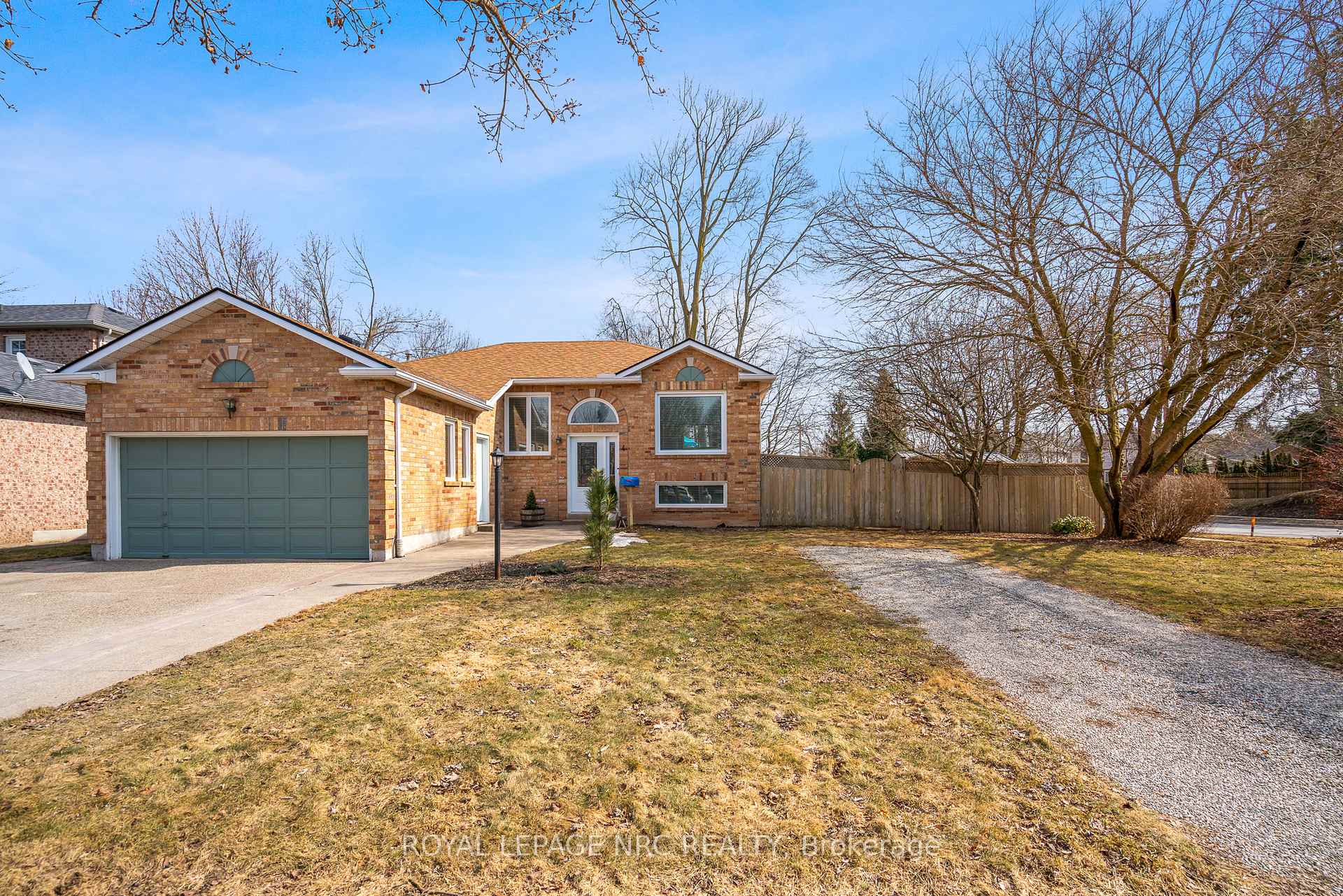 Photo 3 of 4 Woodside Square, Pelham, Fonthill — HOMEH