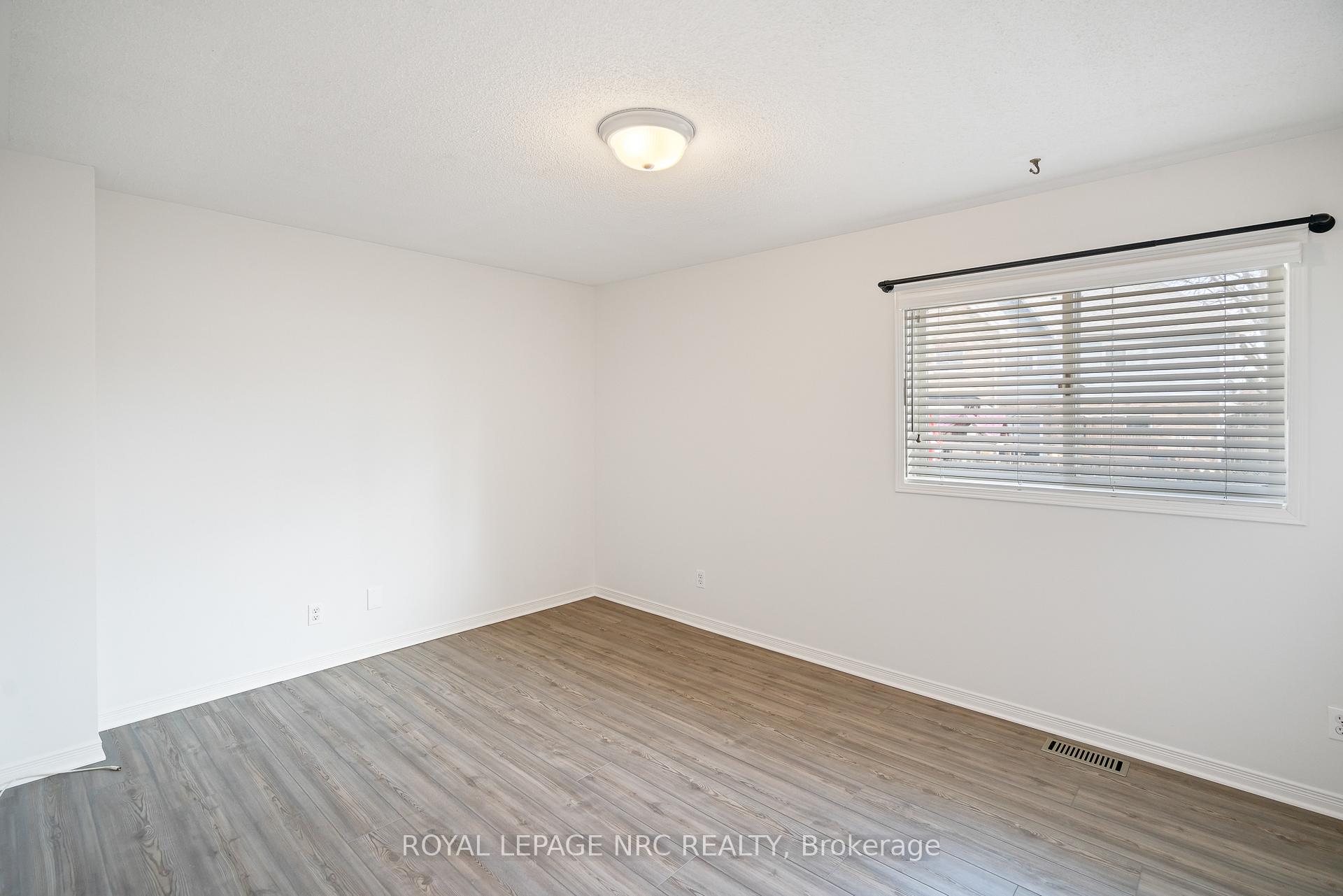Photo 24 of 4 Woodside Square, Pelham, Fonthill — HOMEH