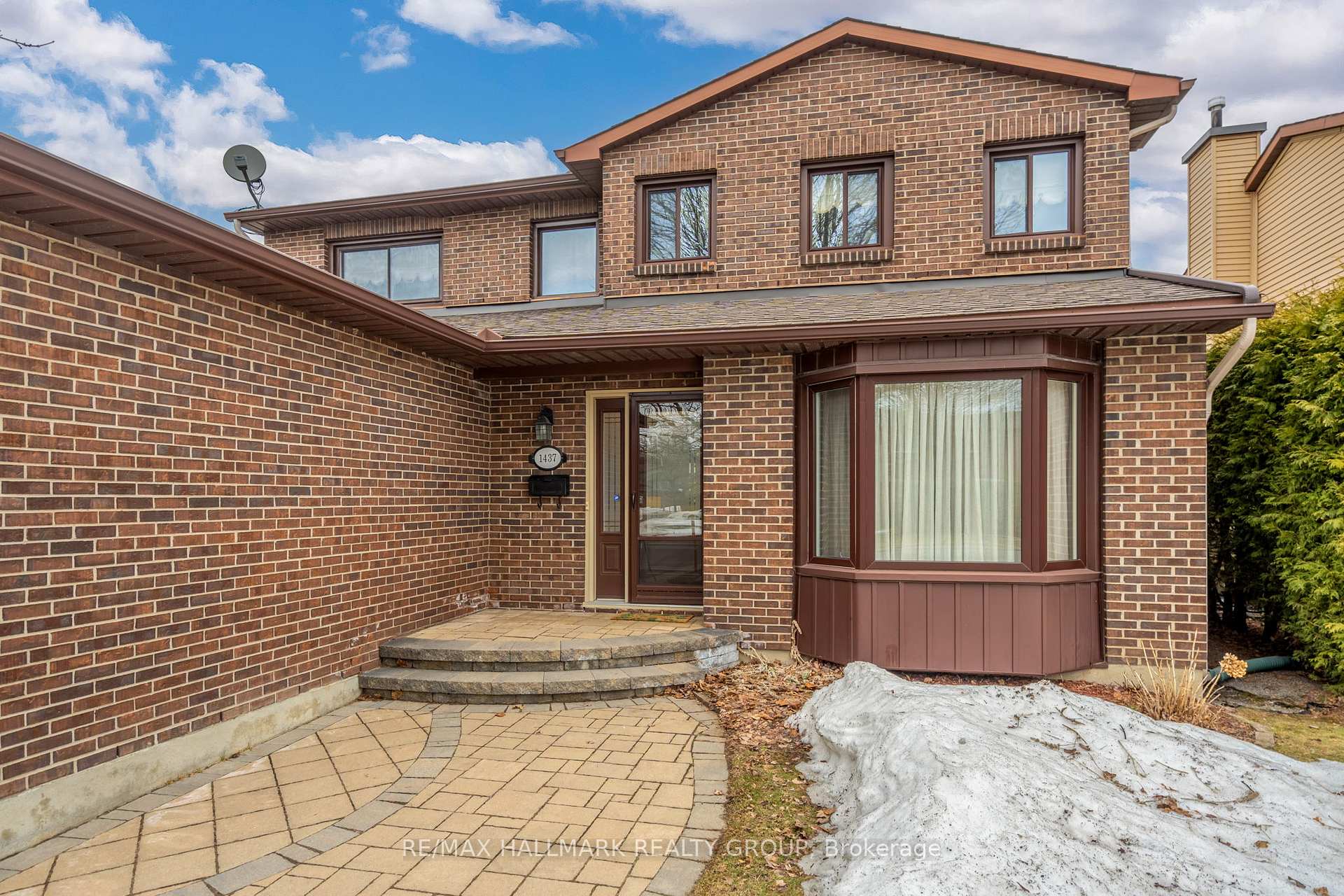Photo 4 of 1437 Forest Valley Drive, Ottawa, Chapel Hill — HOMEH