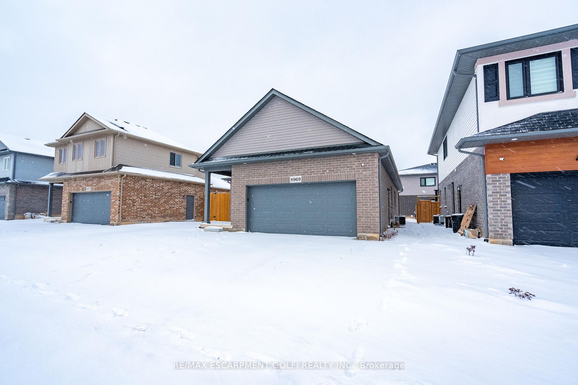 Photo 2 of Unit MAIN, 8969 Emily Boulevard, Niagara Falls, Brown — HOMEH