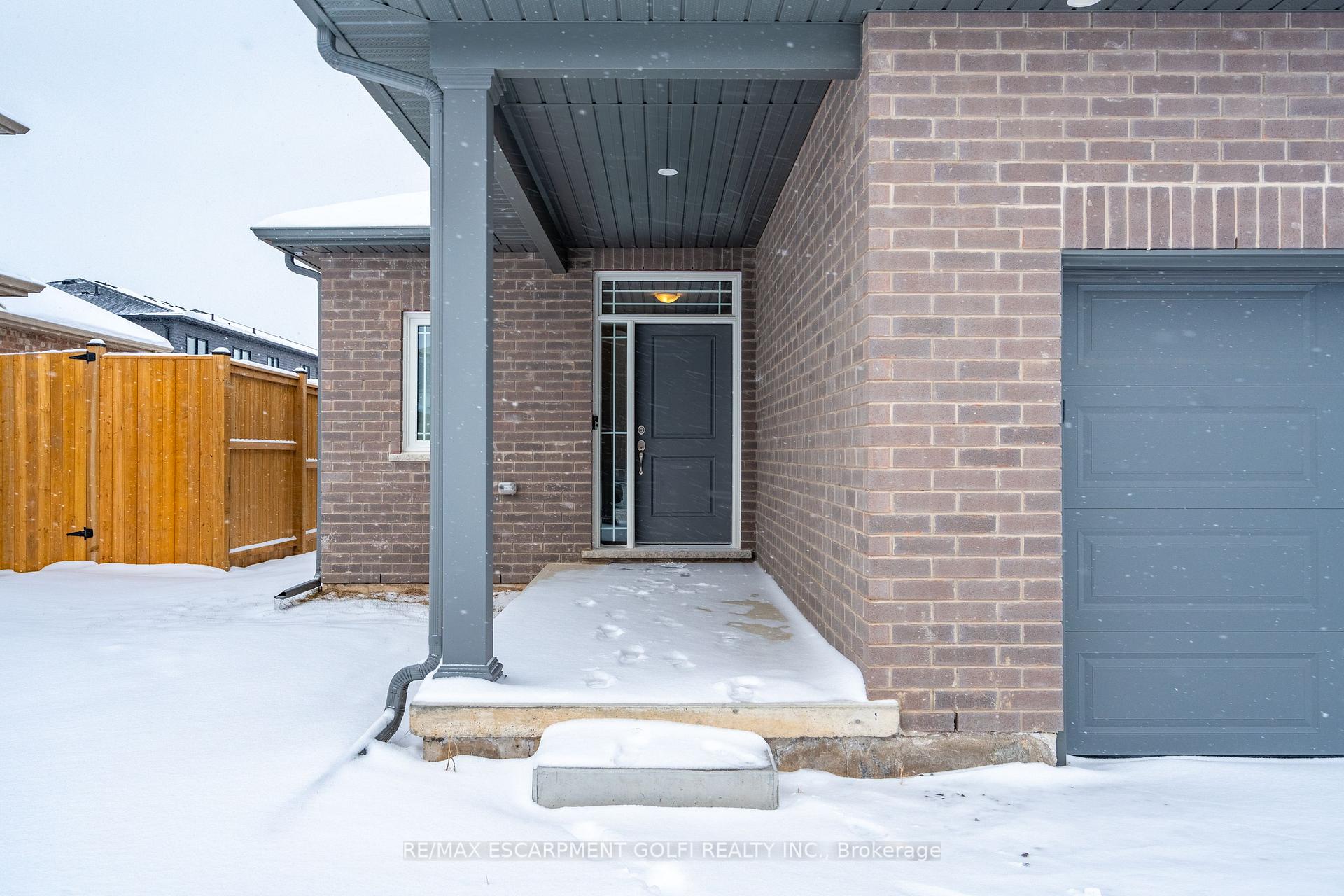 Photo 3 of Unit MAIN, 8969 Emily Boulevard, Niagara Falls, Brown — HOMEH