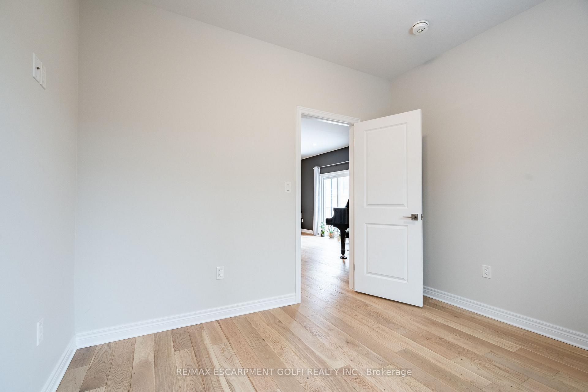 Photo 12 of Unit MAIN, 8969 Emily Boulevard, Niagara Falls, Brown — HOMEH