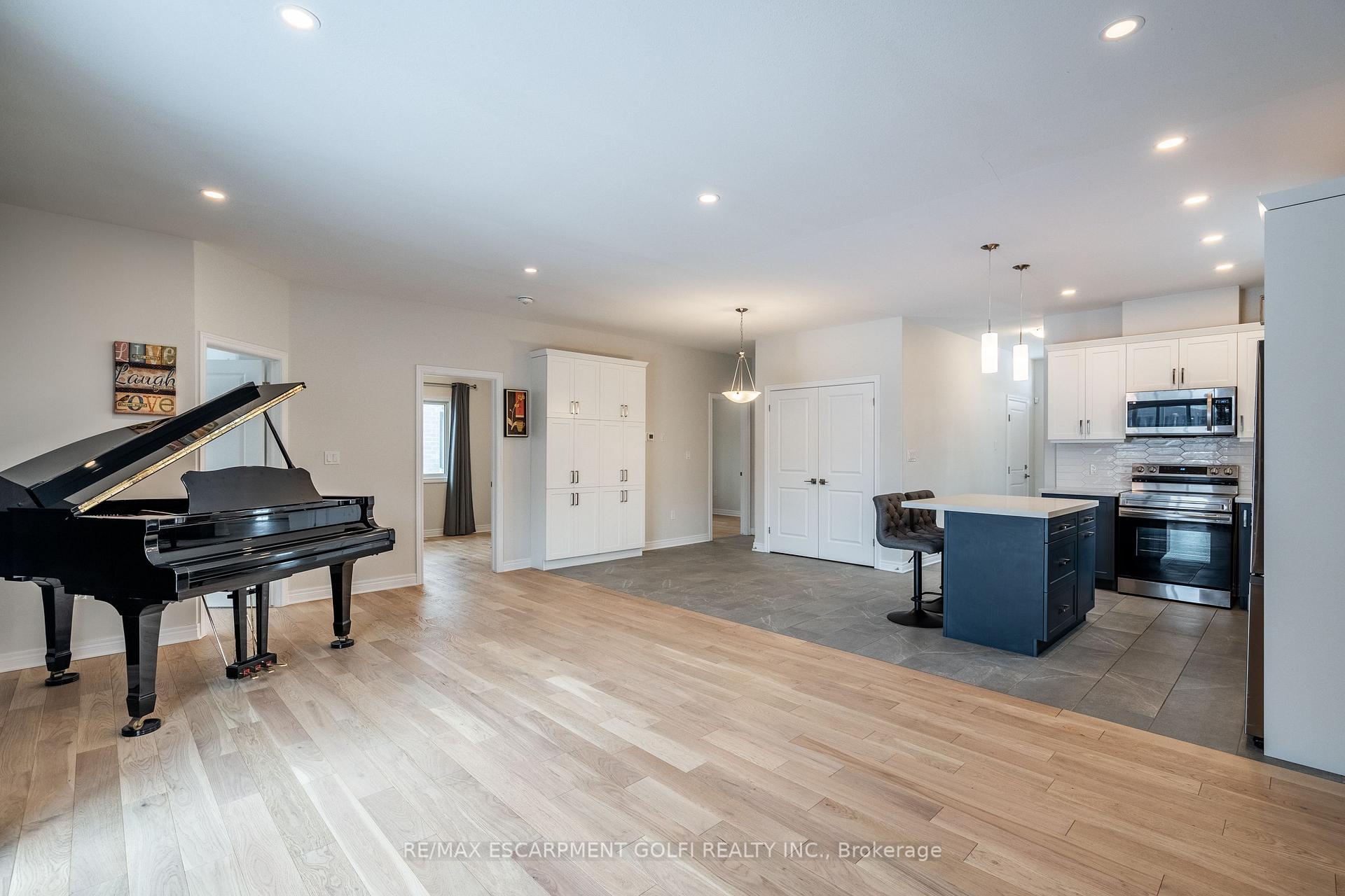 Photo 27 of Unit MAIN, 8969 Emily Boulevard, Niagara Falls, Brown — HOMEH