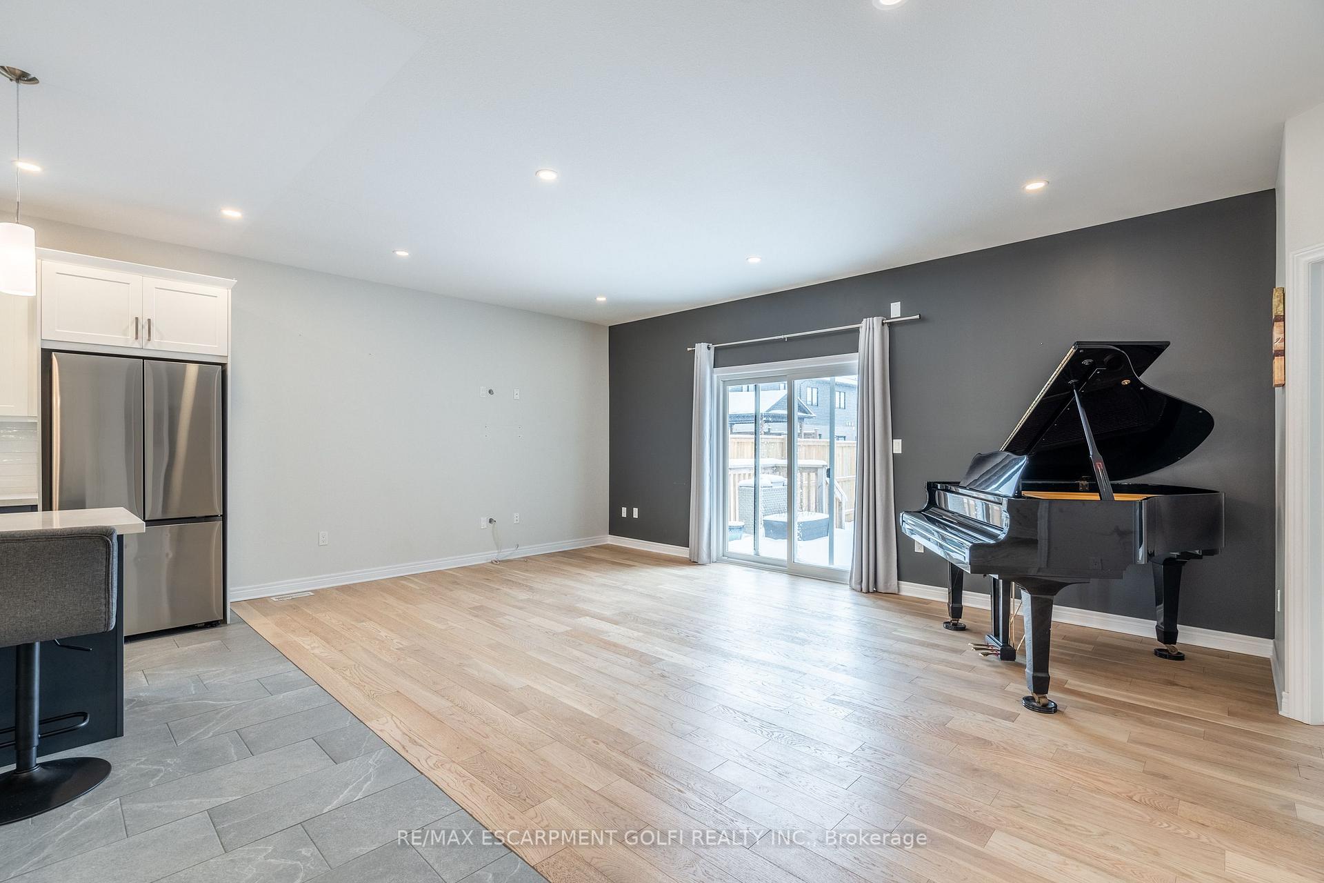 Photo 33 of Unit MAIN, 8969 Emily Boulevard, Niagara Falls, Brown — HOMEH