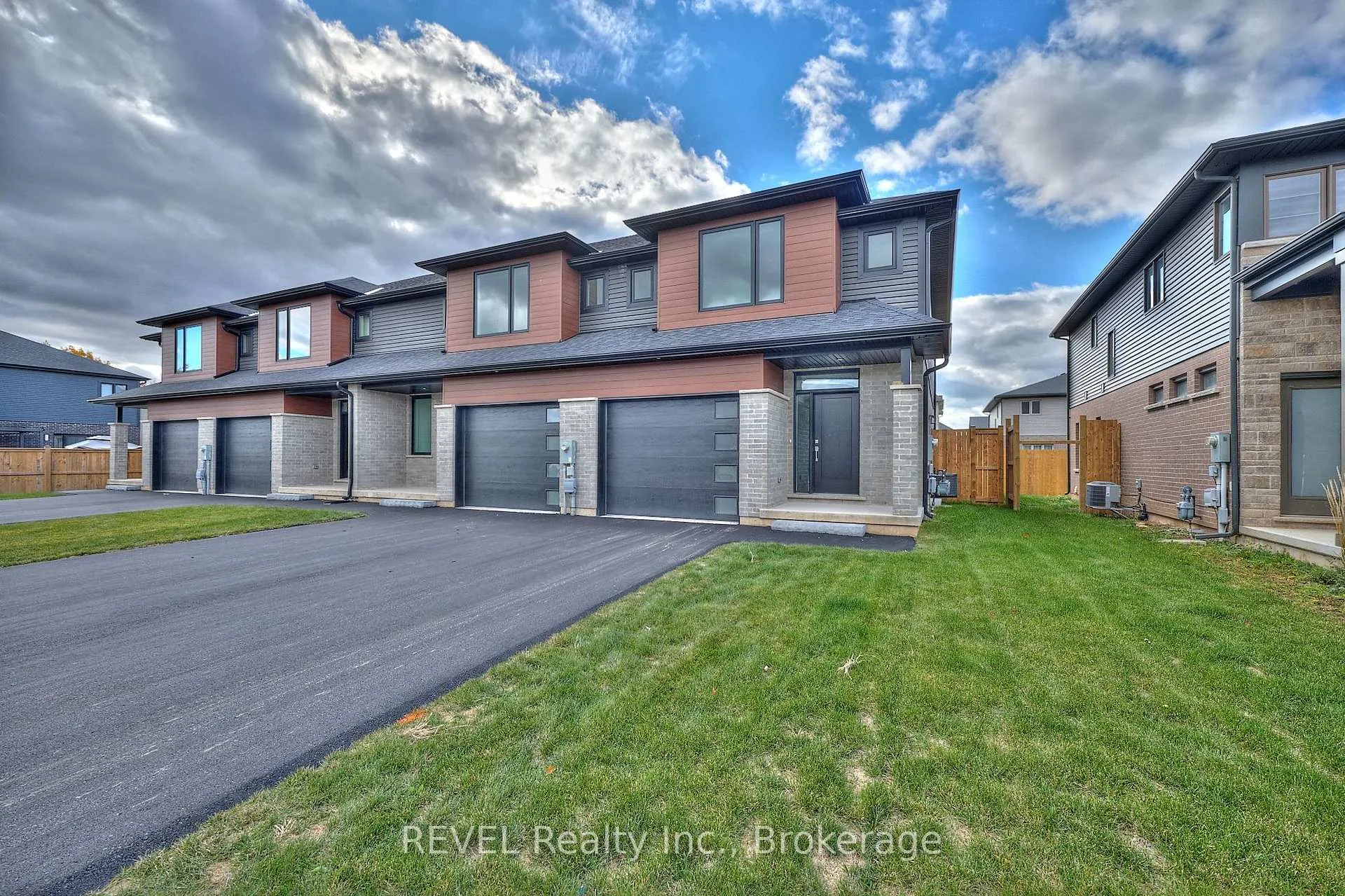 Photo 1 of 7437 Matteo Drive, Niagara Falls, Brown — HOMEH