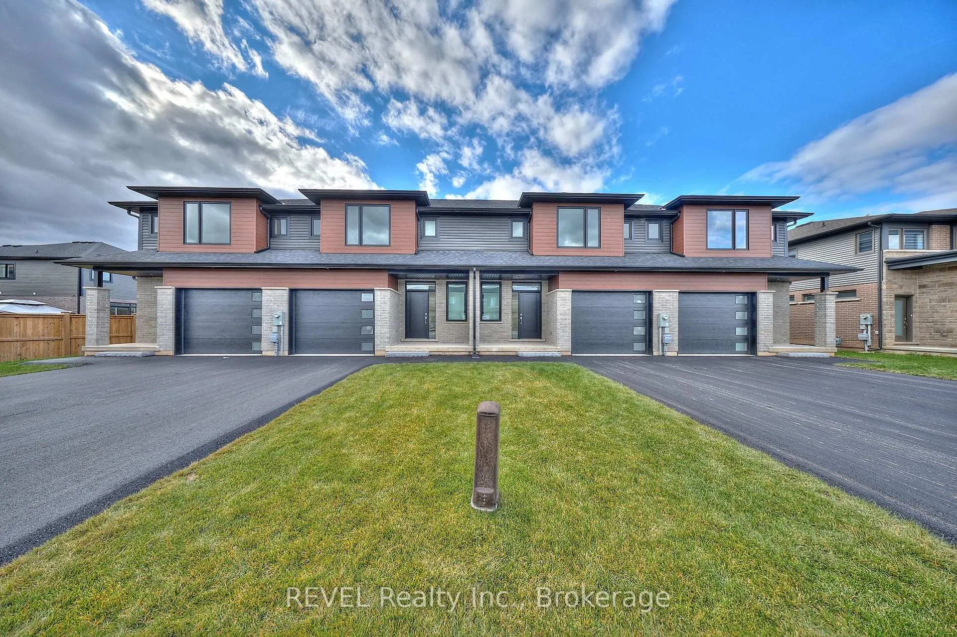 Photo 2 of 7437 Matteo Drive, Niagara Falls, Brown — HOMEH