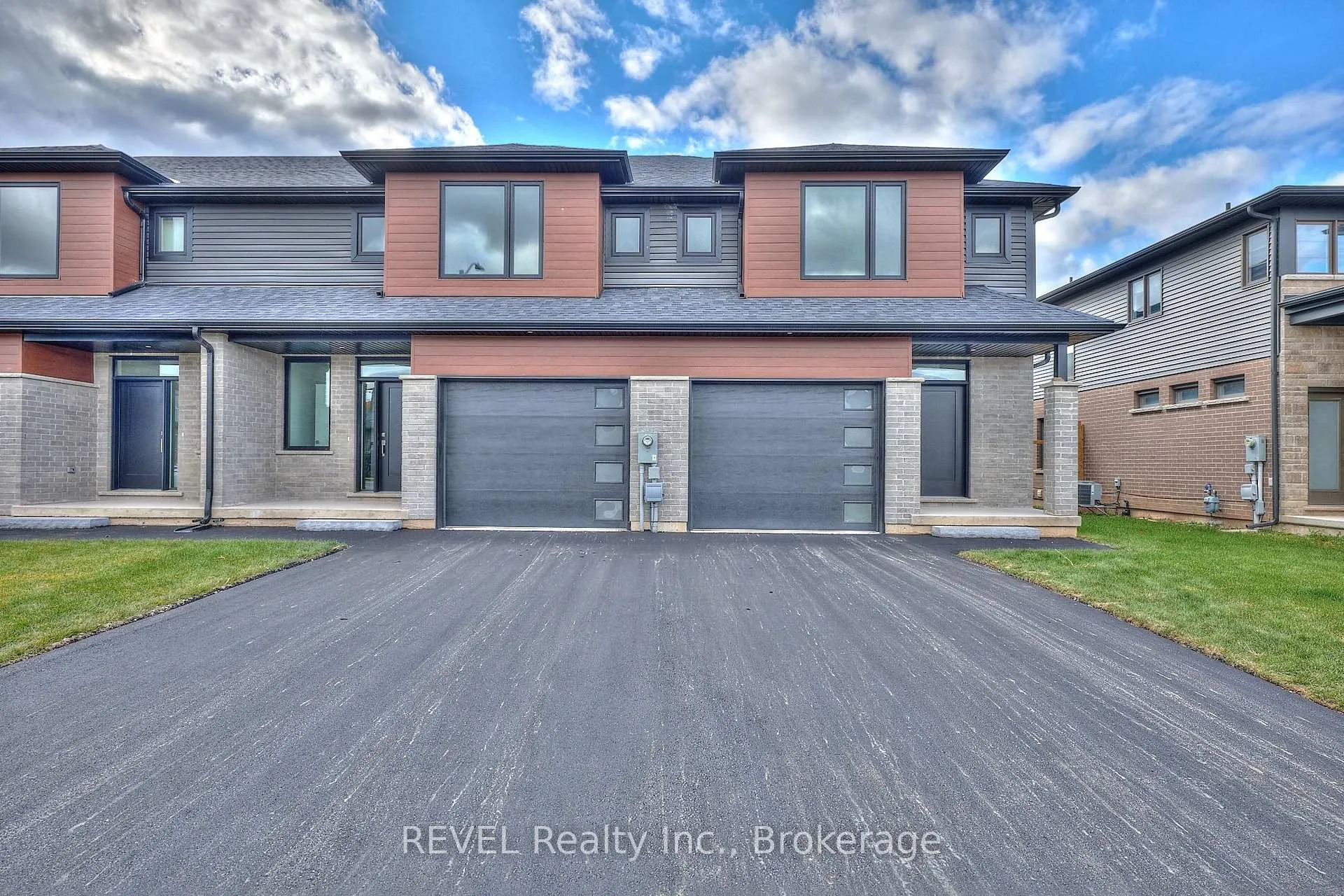 Photo 3 of 7437 Matteo Drive, Niagara Falls, Brown — HOMEH
