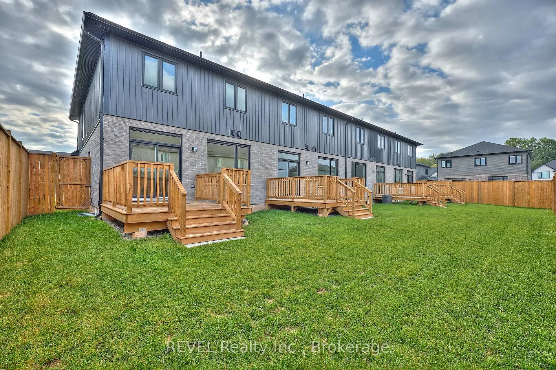 Photo 4 of 7437 Matteo Drive, Niagara Falls, Brown — HOMEH