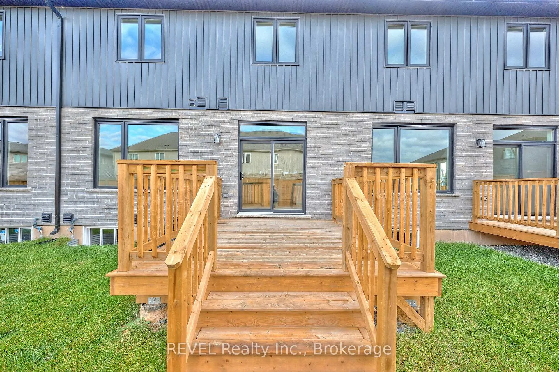 Photo 5 of 7437 Matteo Drive, Niagara Falls, Brown — HOMEH