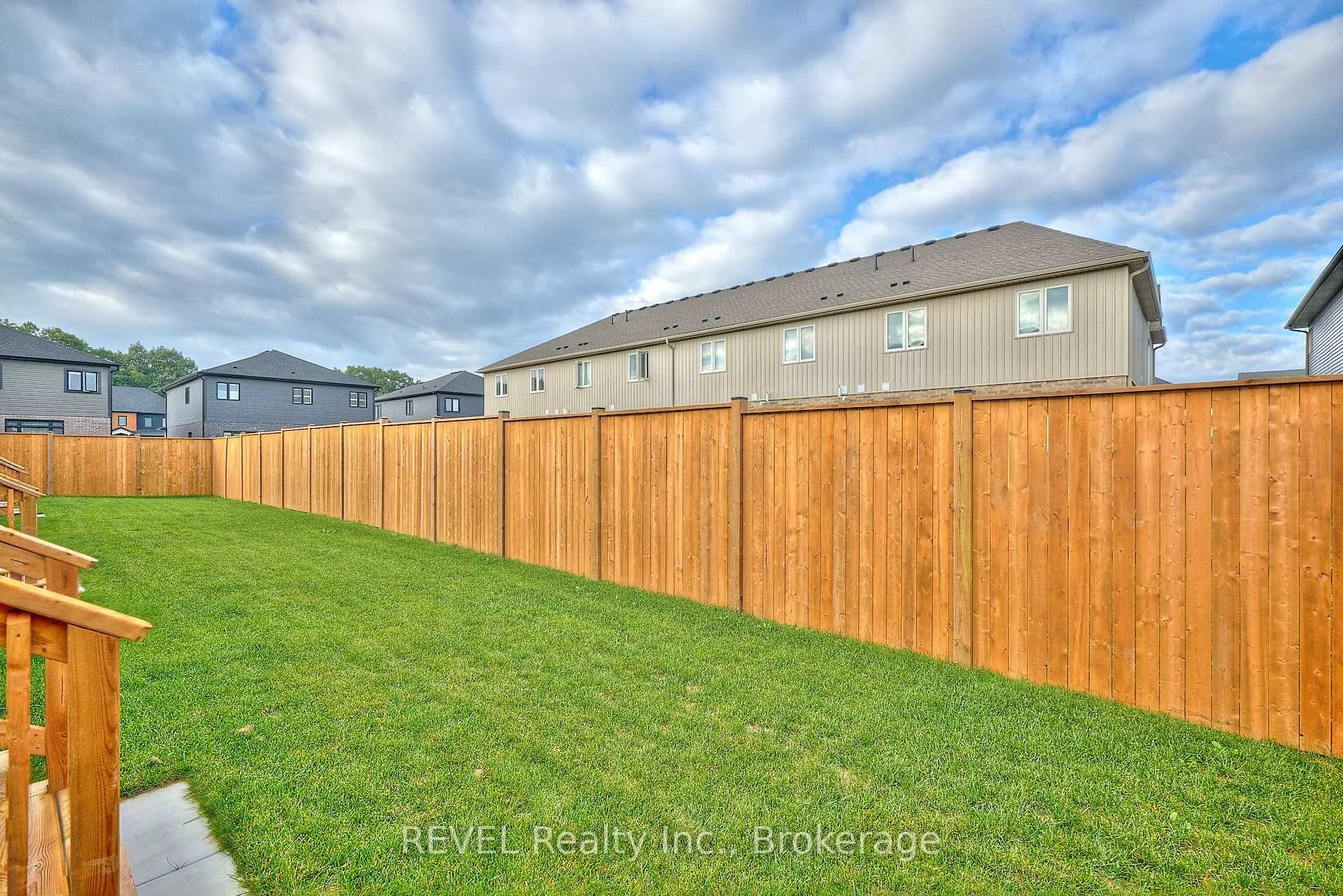 Photo 6 of 7437 Matteo Drive, Niagara Falls, Brown — HOMEH