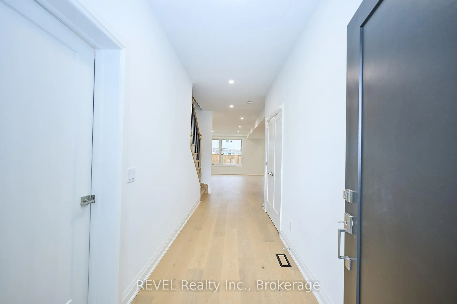 Photo 7 of 7437 Matteo Drive, Niagara Falls, Brown — HOMEH