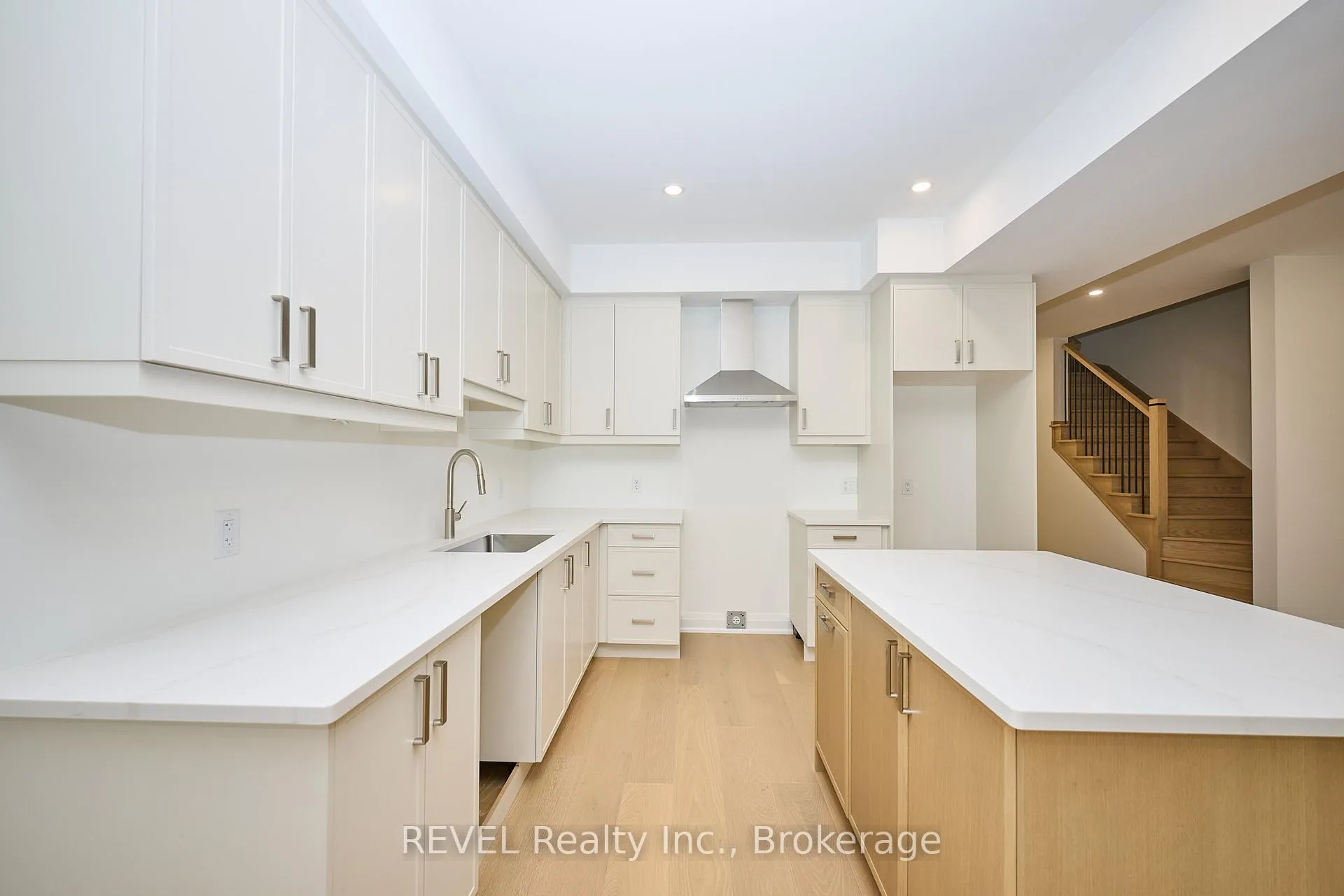 Photo 10 of 7437 Matteo Drive, Niagara Falls, Brown — HOMEH