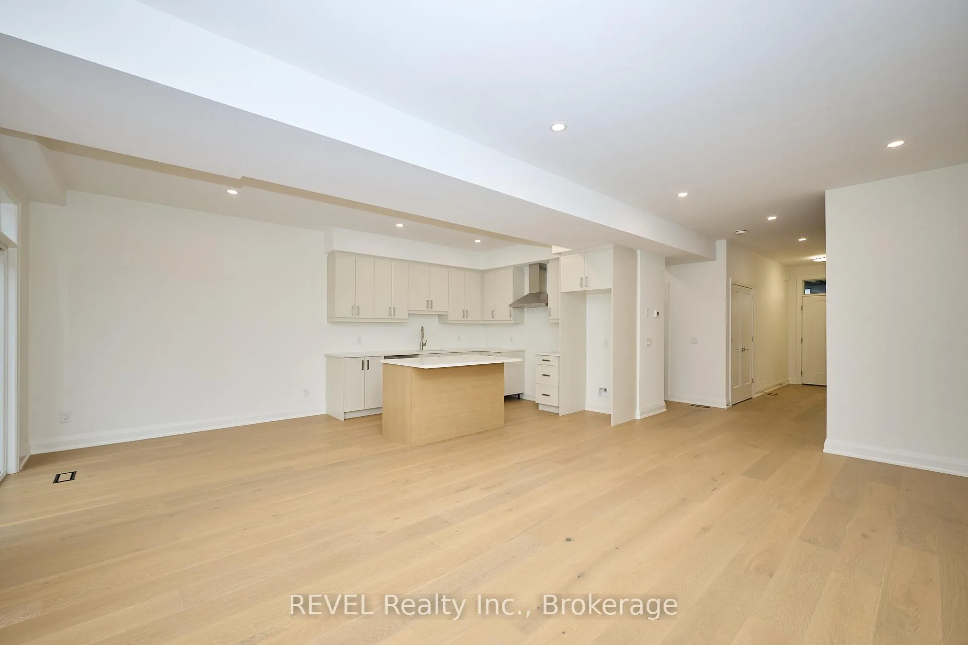 Photo 13 of 7437 Matteo Drive, Niagara Falls, Brown — HOMEH