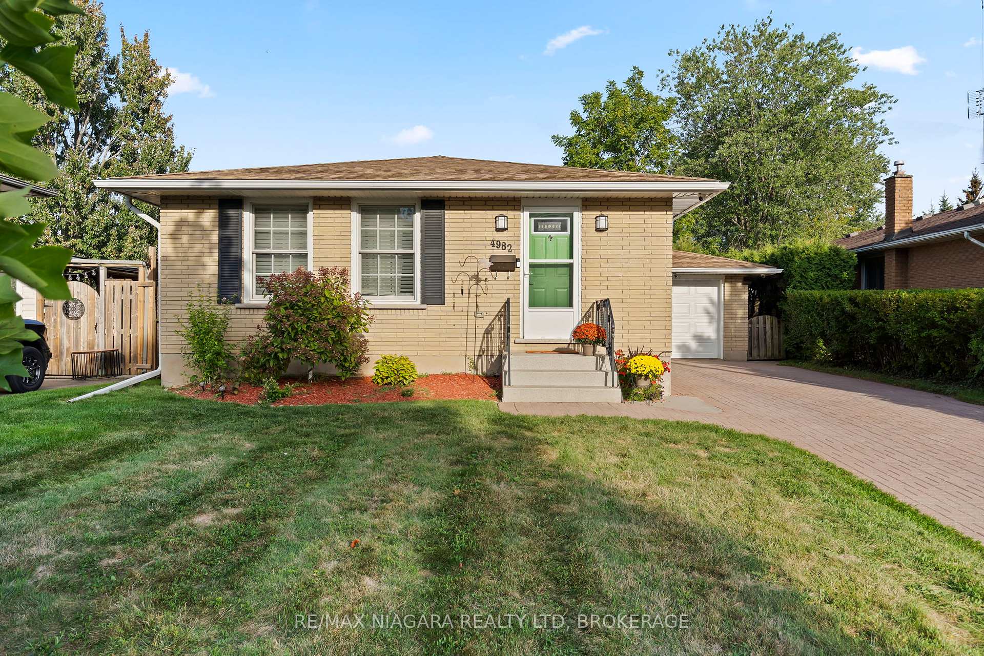 Photo 2 of 4982 Epsom Court, Niagara Falls, Ascot — HOMEH