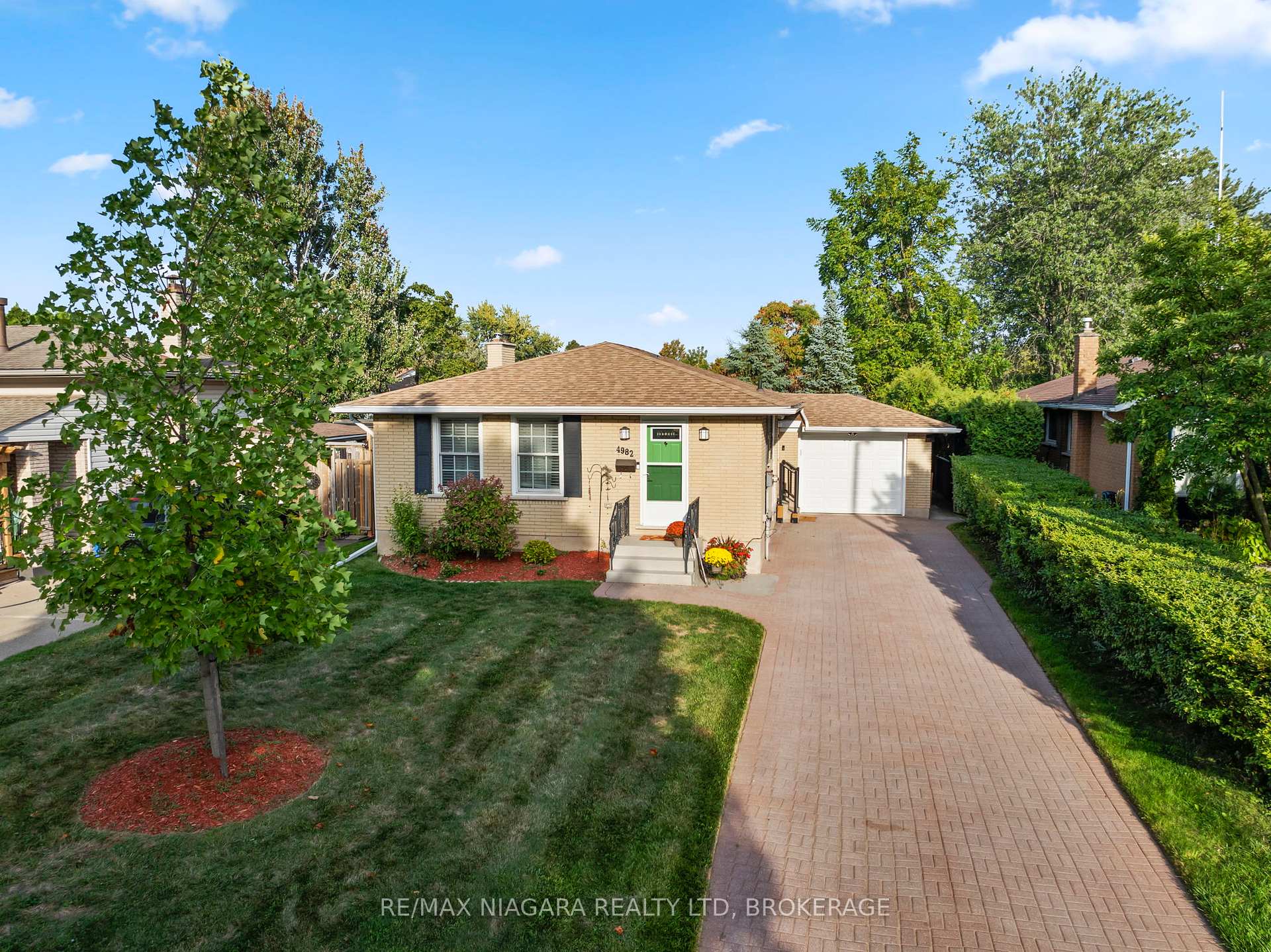 Photo 3 of 4982 Epsom Court, Niagara Falls, Ascot — HOMEH
