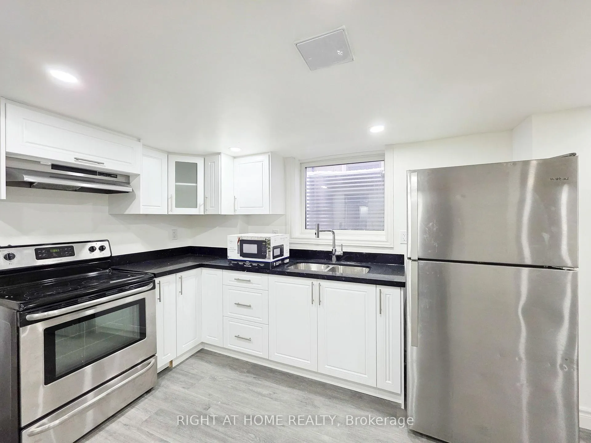 Photo 4 of Unit Lower, 948 Broadway Boulevard, Peterborough, Northcrest Ward 5 — HOMEH