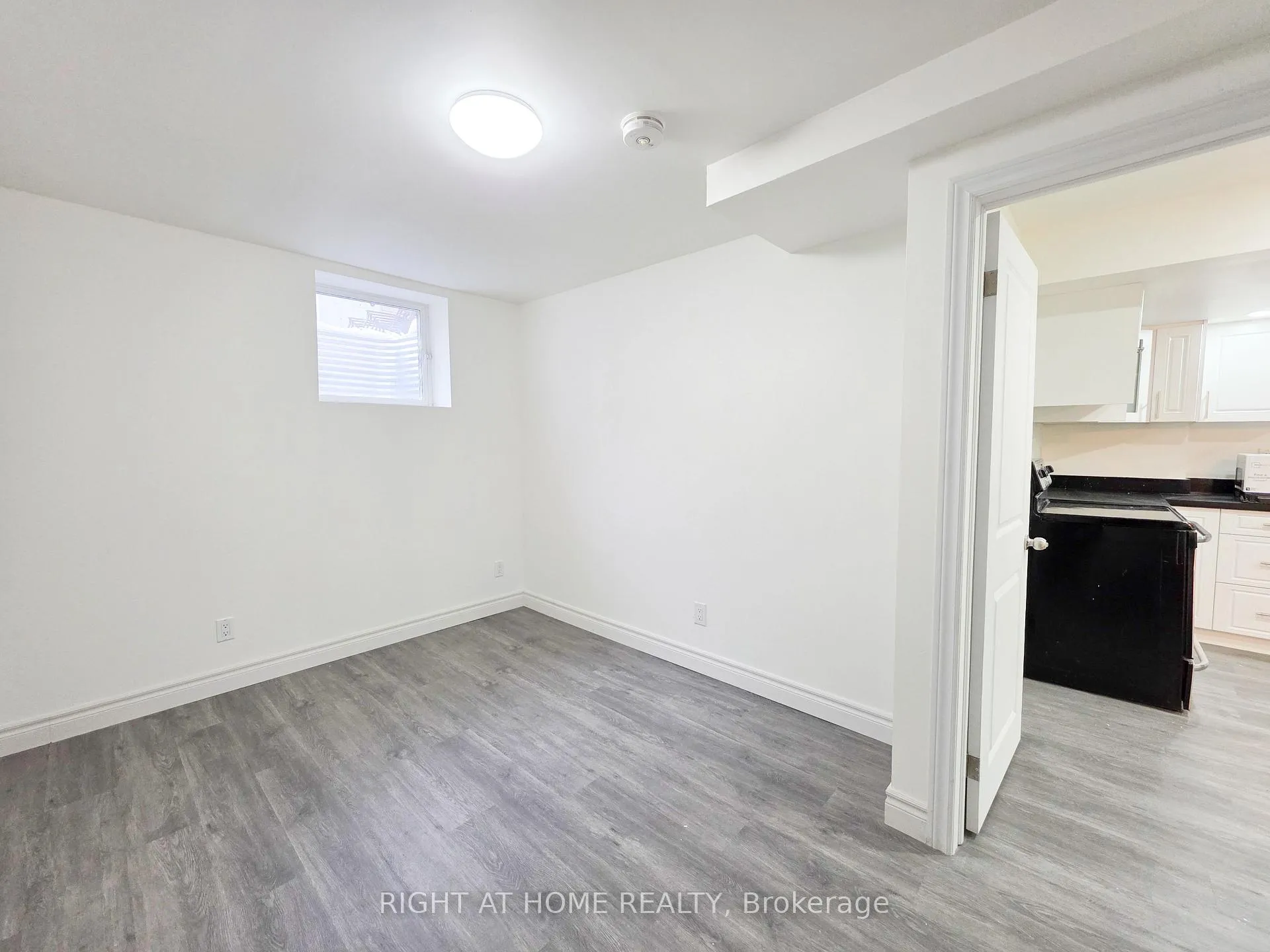 Photo 6 of Unit Lower, 948 Broadway Boulevard, Peterborough, Northcrest Ward 5 — HOMEH