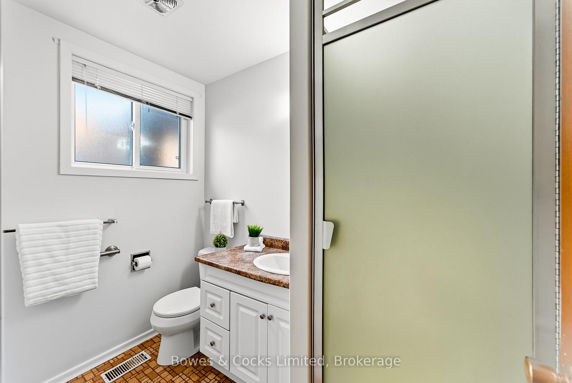 Photo 33 of 540 Montcalm Drive, Peterborough, Northcrest Ward 5 — HOMEH