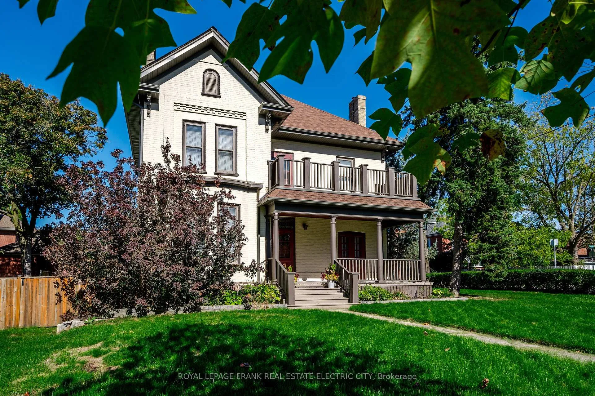 Front of 452 Hunter Street W