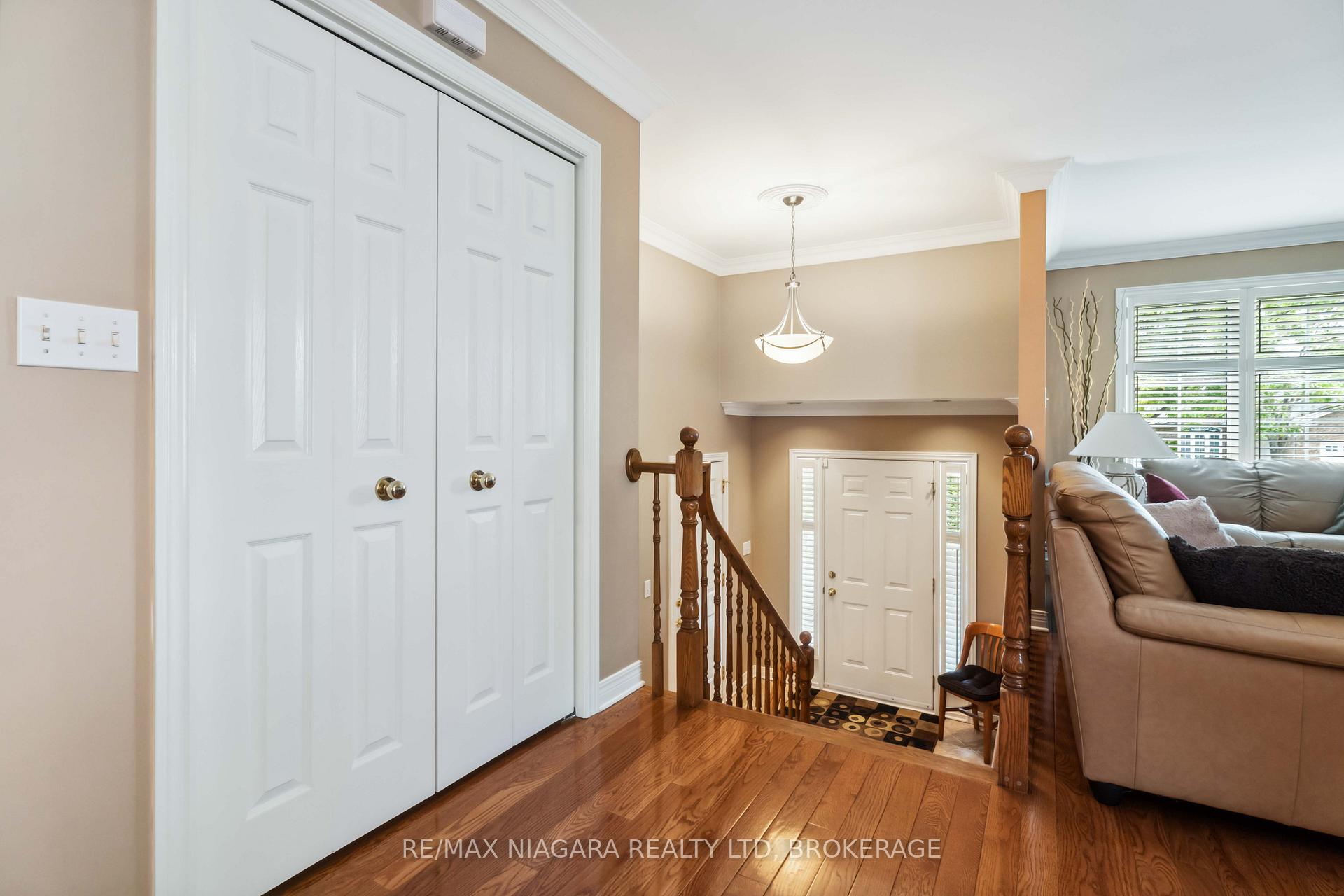 Photo 3 of 8123 Beaver Glen Drive, Niagara Falls, Ascot — HOMEH
