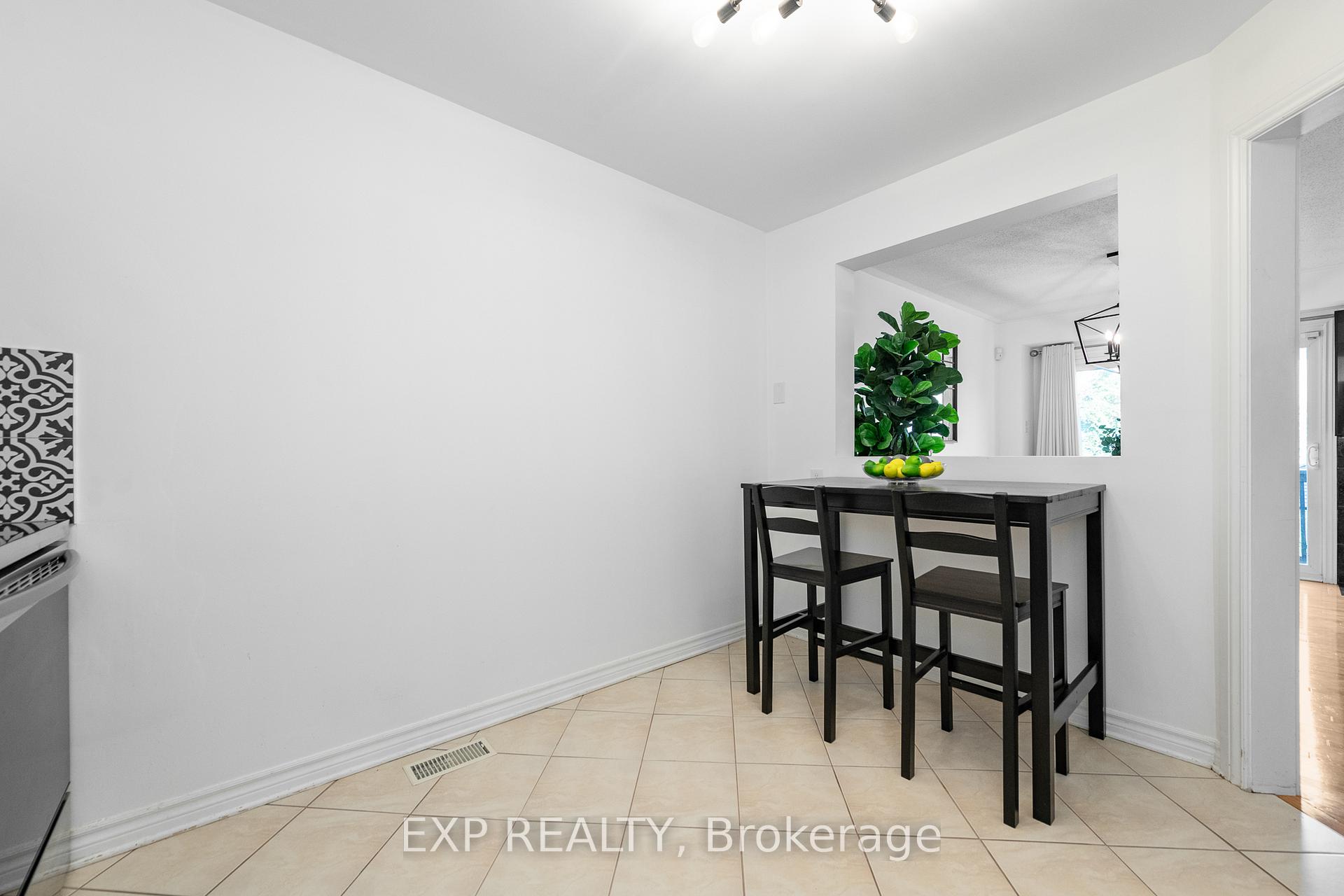 Photo 10 of 629 Brome Crescent, Ottawa, Fallingbrook/Ridgemount — HOMEH
