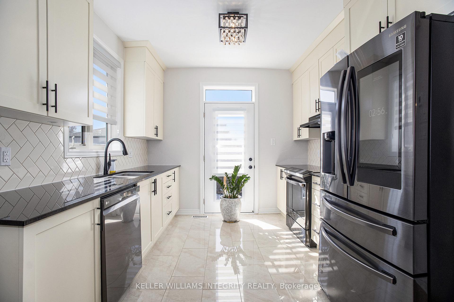 Photo 8 of 240 Argonaut Circle, Ottawa, Chapel Hill South - Orleans Village — HOMEH
