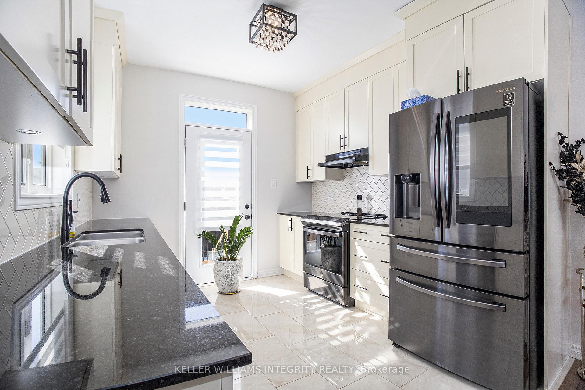 Photo 9 of 240 Argonaut Circle, Ottawa, Chapel Hill South - Orleans Village — HOMEH