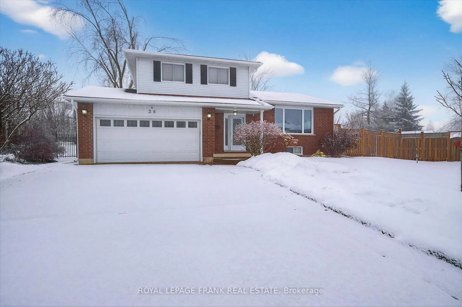 Photo 2 of 38 Clearview Court, Peterborough, Monaghan Ward 2 — HOMEH