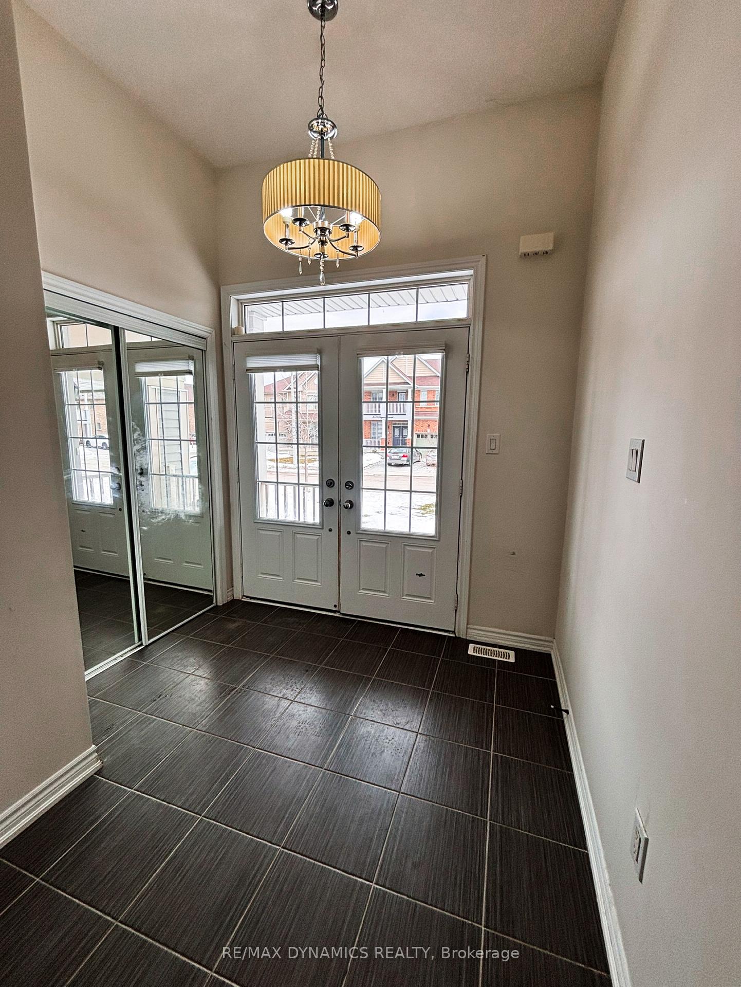 Photo 4 of 8779 Dogwood Crescent, Niagara Falls, Brown — HOMEH
