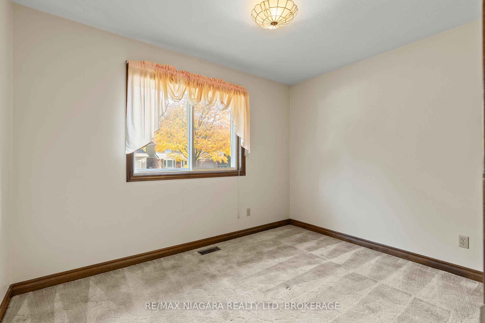 Photo 21 of 142 Welland Road, Pelham, Fonthill — HOMEH