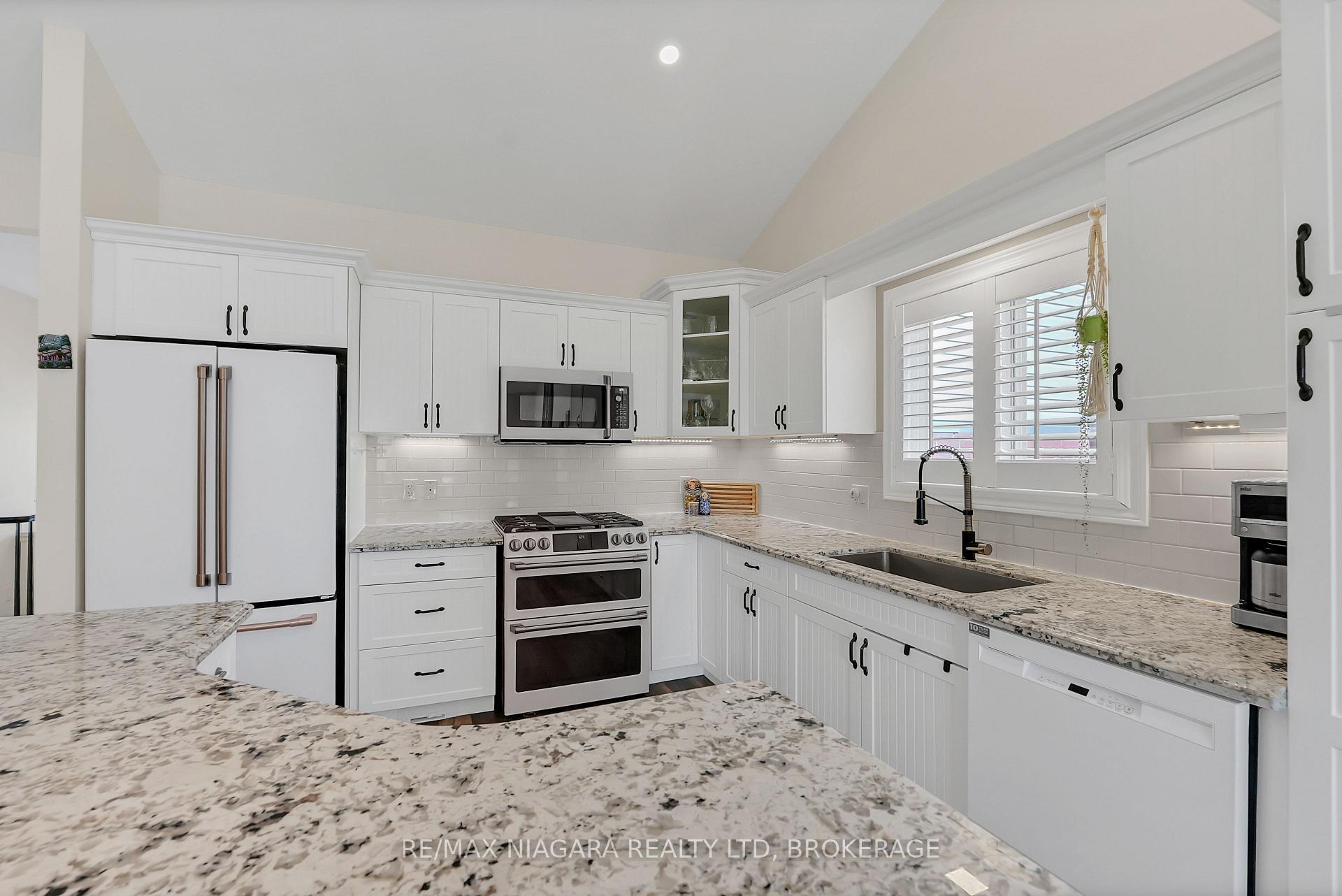 Photo 5 of 8738 Upper Canada Drive, Niagara Falls, Forestview — HOMEH