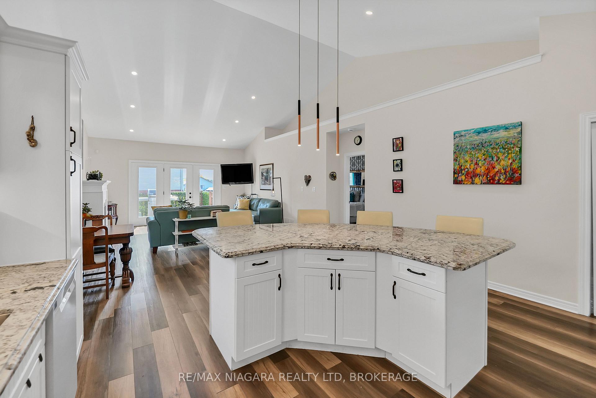 Photo 8 of 8738 Upper Canada Drive, Niagara Falls, Forestview — HOMEH