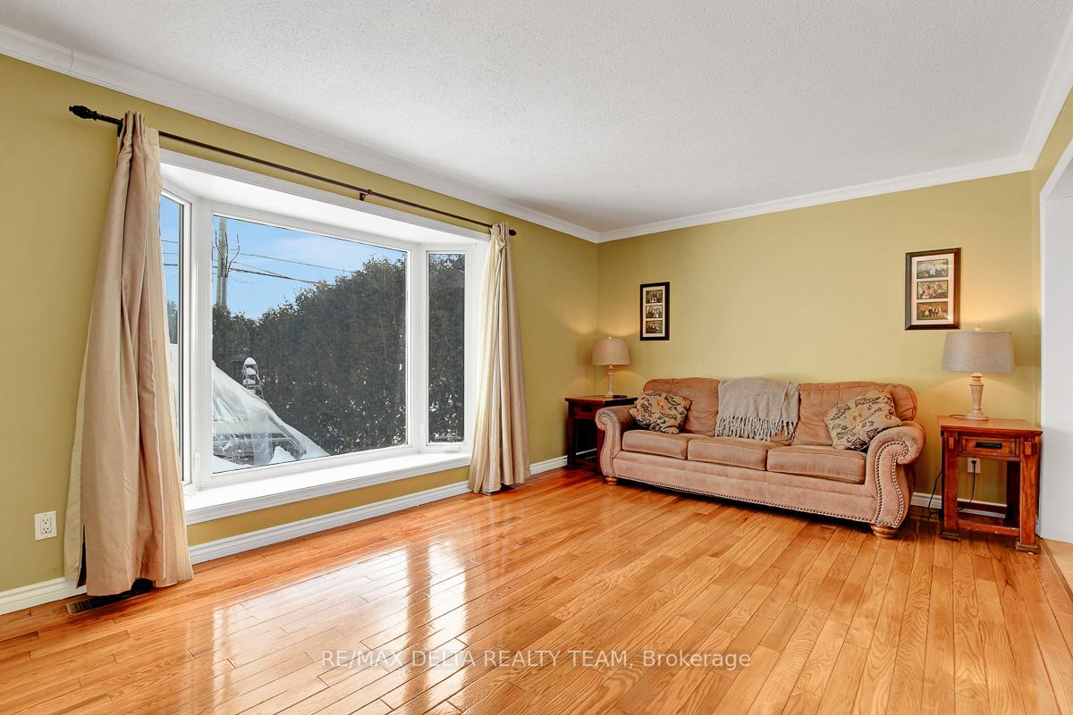 Photo 6 of 2002 Belcourt Boulevard, Ottawa, Chateauneuf — HOMEH