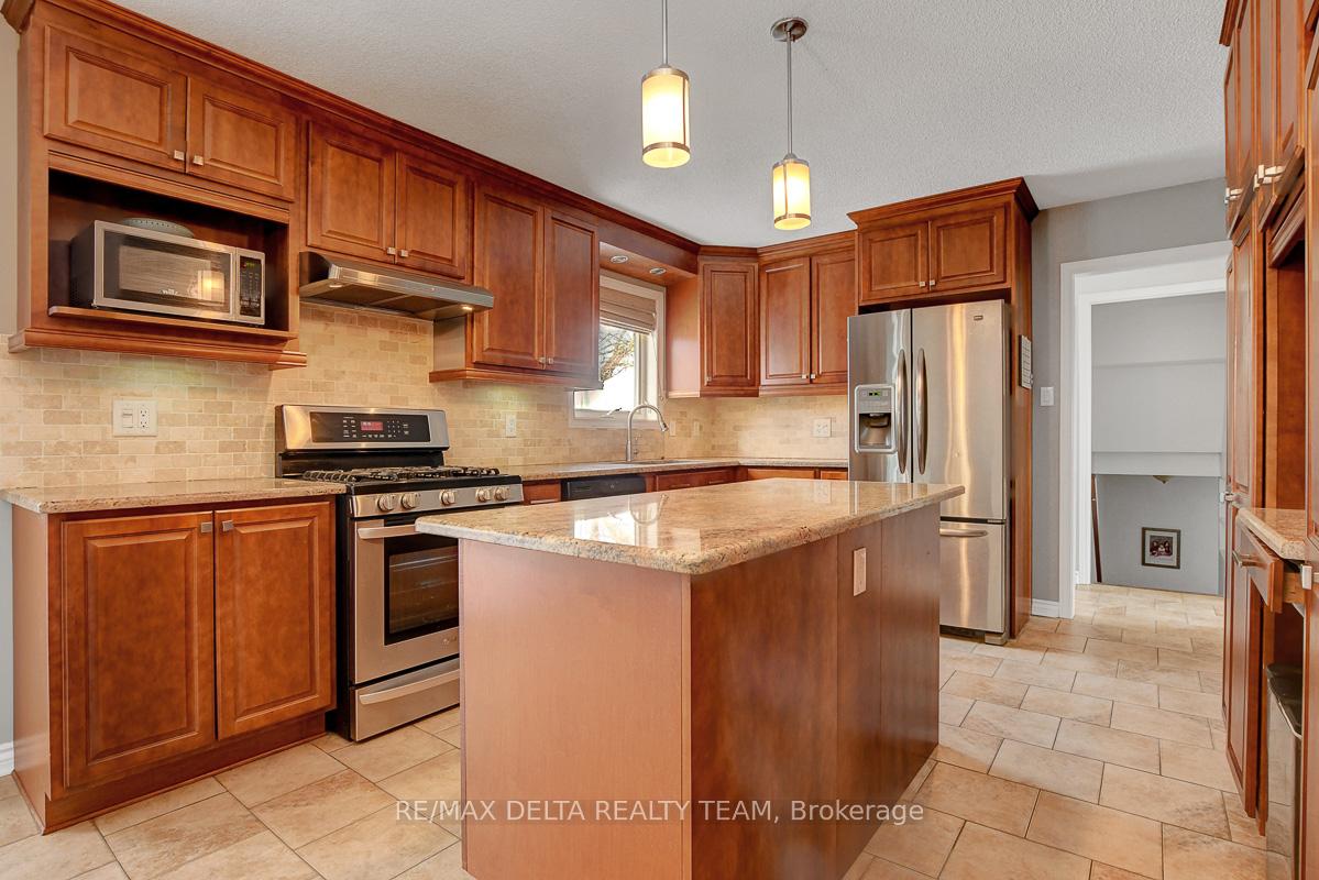 Photo 13 of 2002 Belcourt Boulevard, Ottawa, Chateauneuf — HOMEH