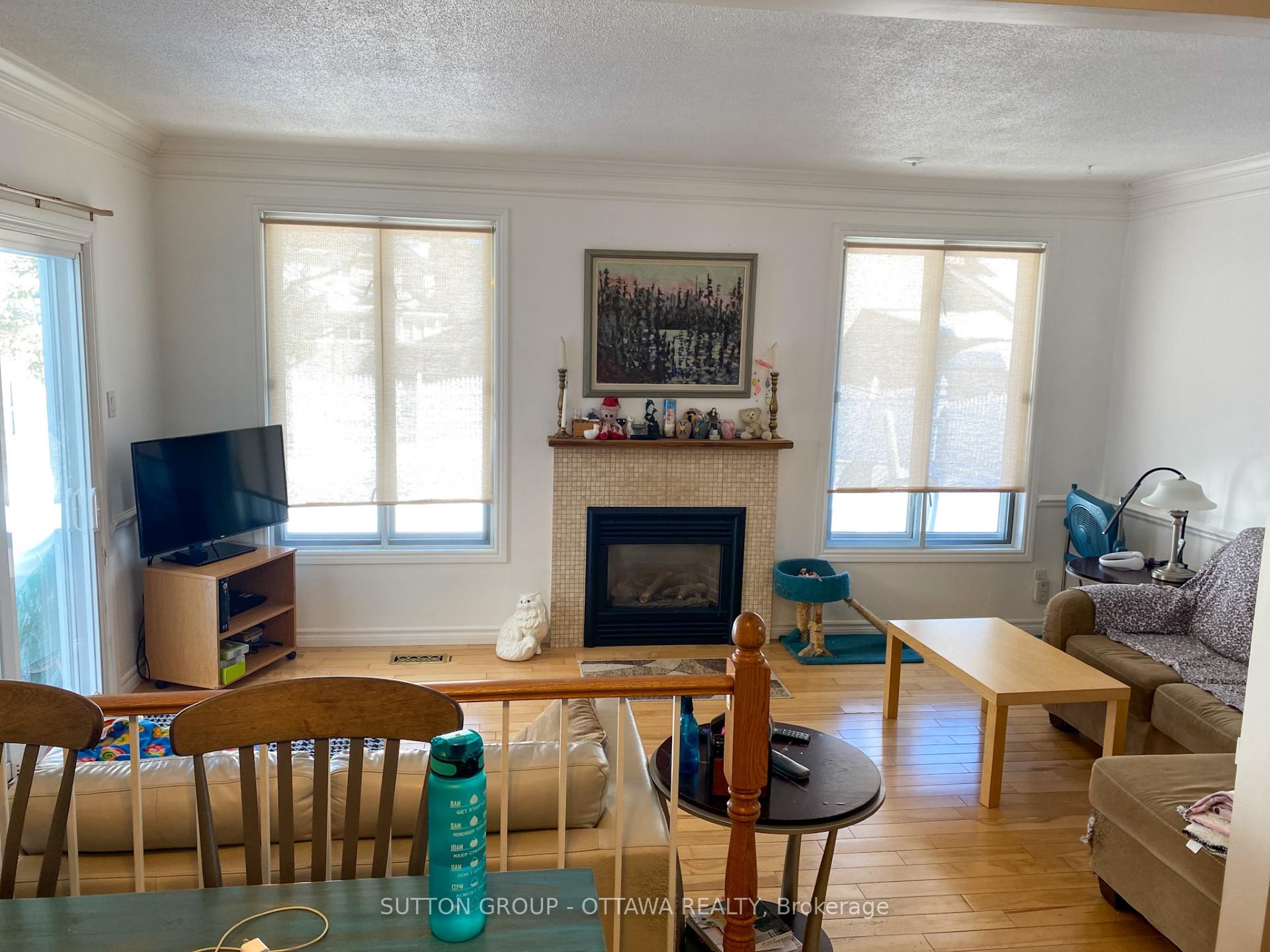 Photo 3 of 963 Snowshoe Crescent, Ottawa, Hiawatha Park/Convent Glen — HOMEH