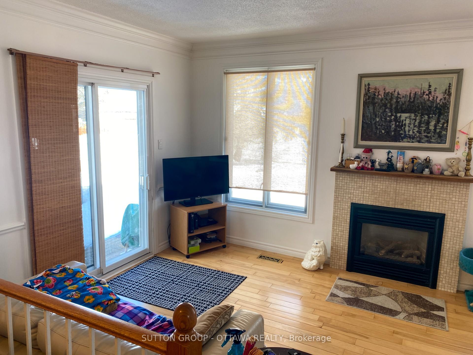 Photo 4 of 963 Snowshoe Crescent, Ottawa, Hiawatha Park/Convent Glen — HOMEH