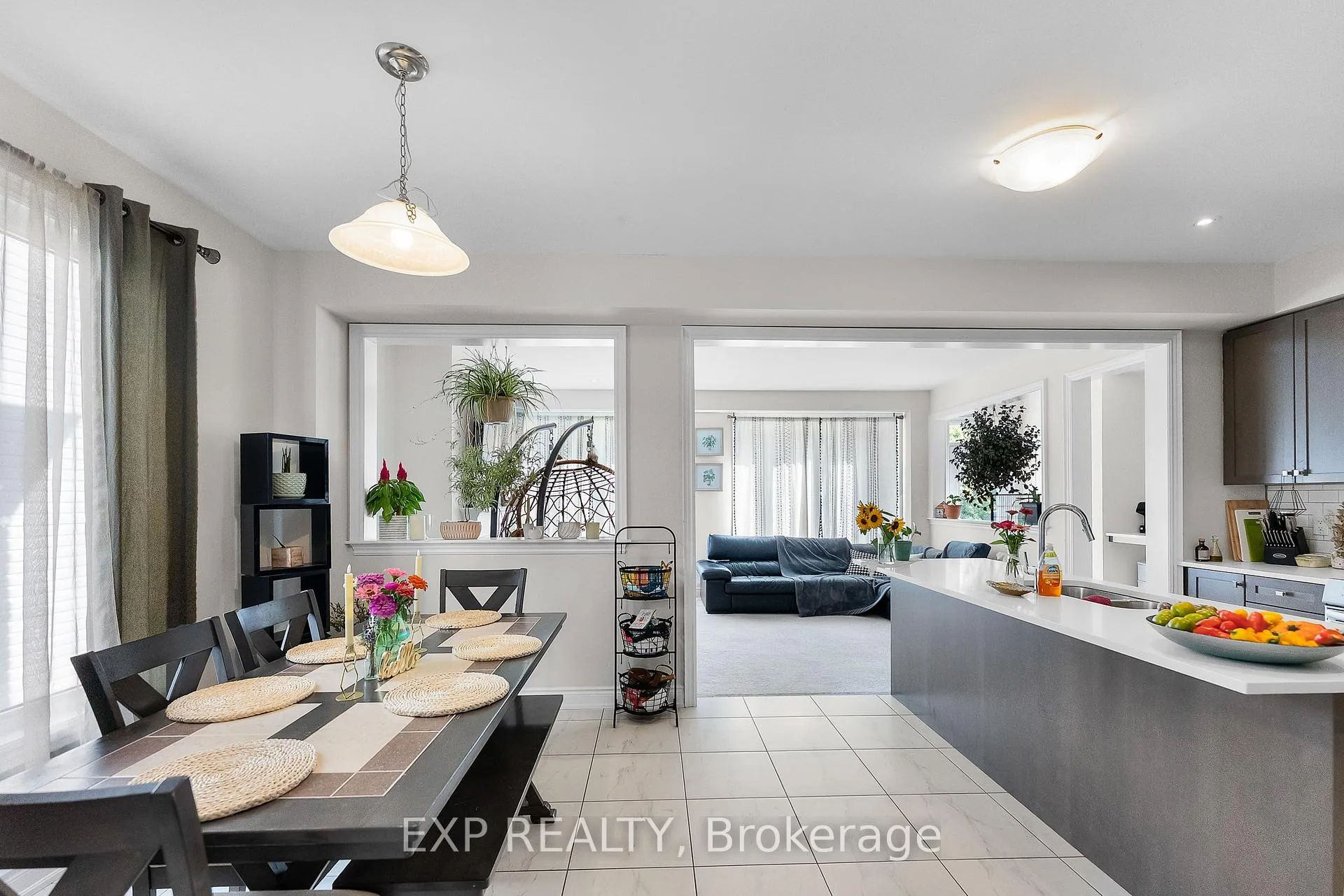 Photo 7 of 7712 Tupelo Crescent, Niagara Falls, Brown — HOMEH