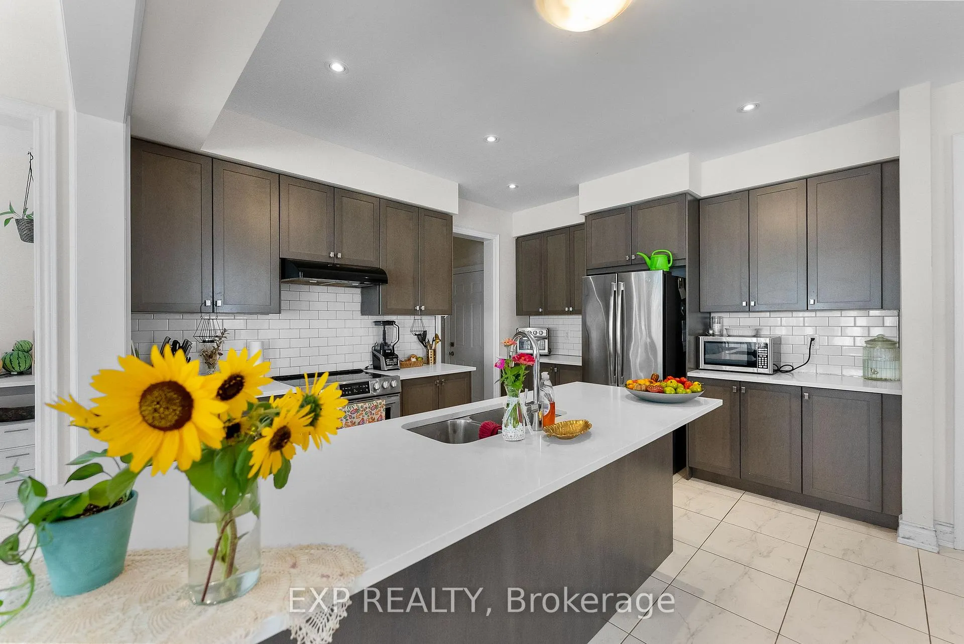 Photo 9 of 7712 Tupelo Crescent, Niagara Falls, Brown — HOMEH