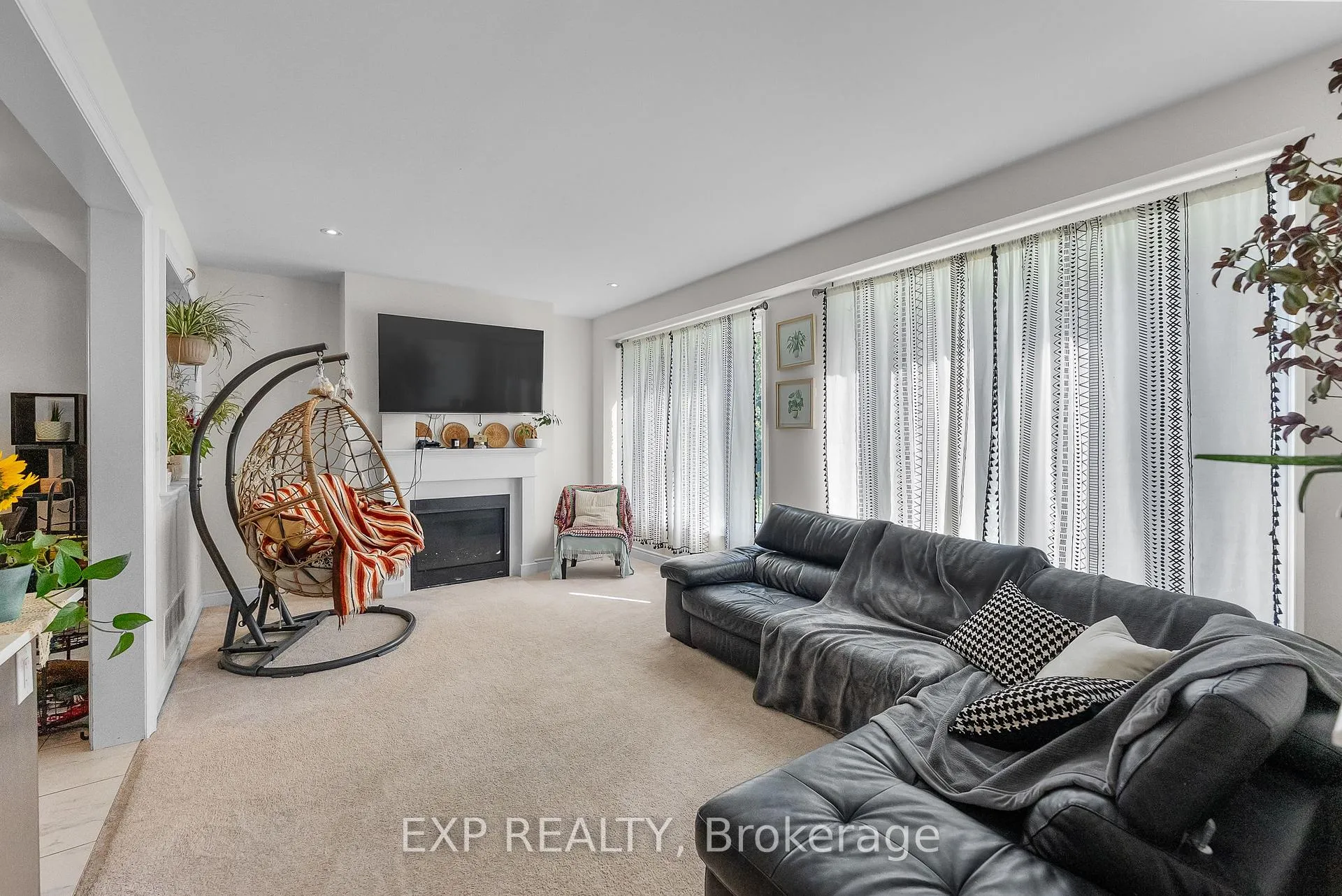 Photo 13 of 7712 Tupelo Crescent, Niagara Falls, Brown — HOMEH
