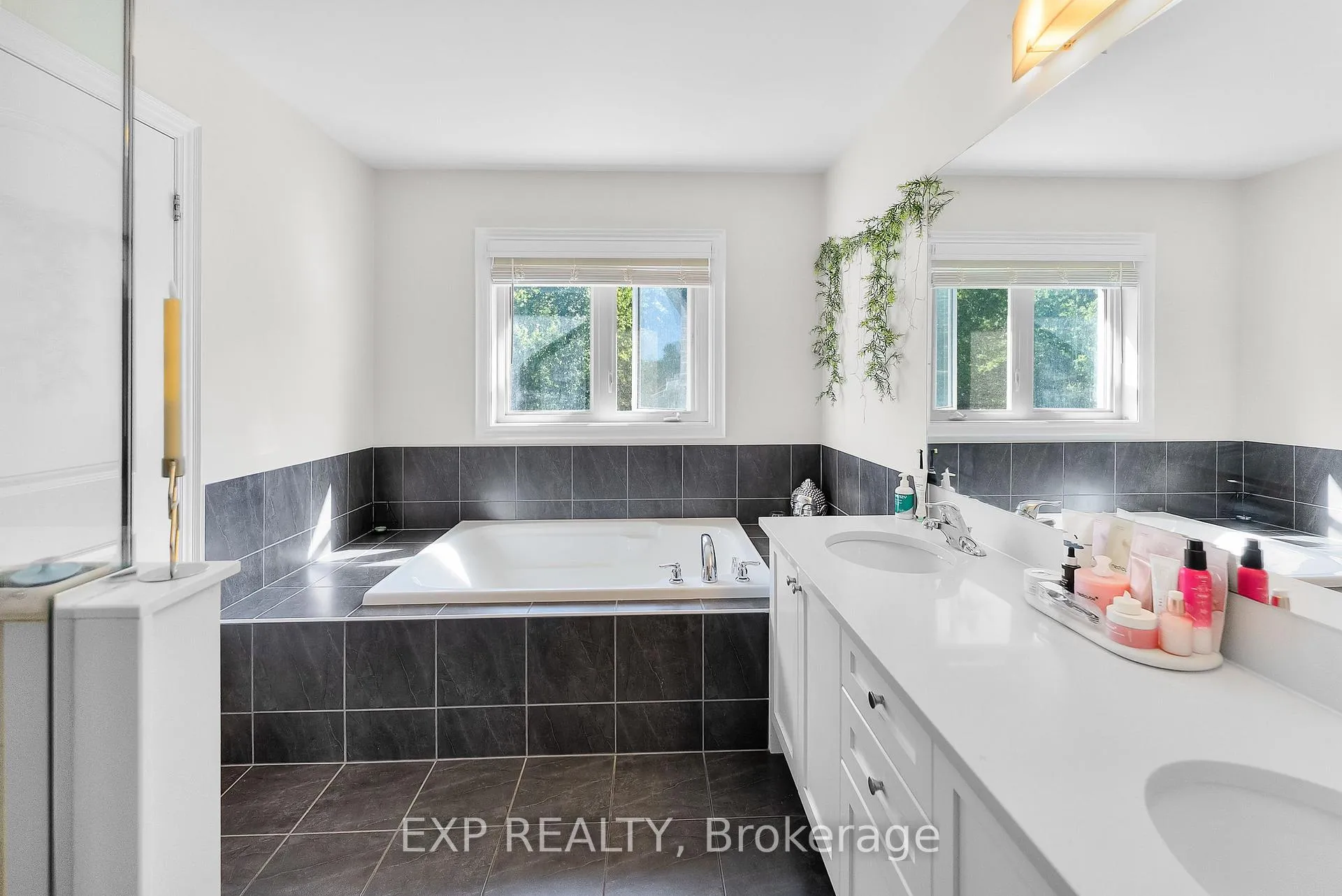 Photo 20 of 7712 Tupelo Crescent, Niagara Falls, Brown — HOMEH