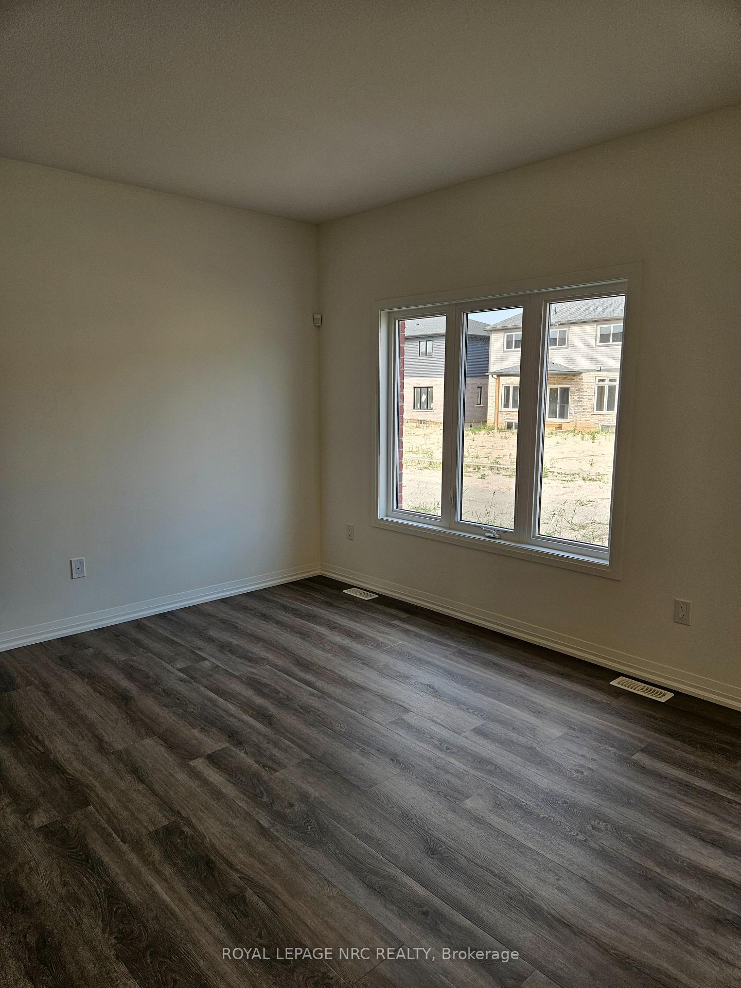 Photo 13 of 50 Samuel Avenue, Pelham, Fonthill — HOMEH