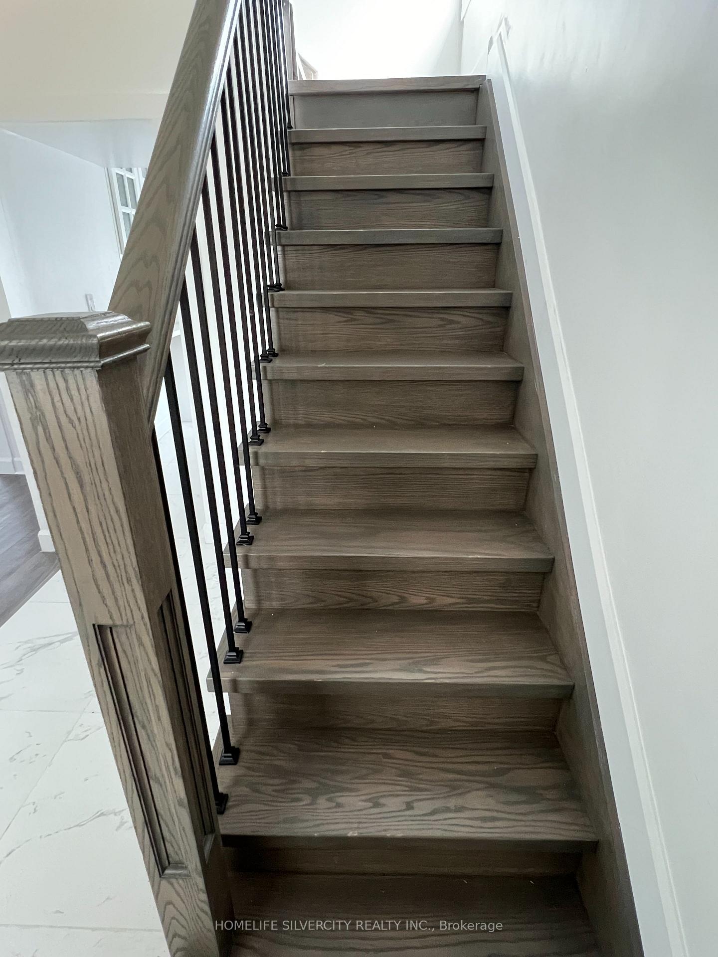 Photo 3 of 4737 Epworth Circle, Niagara Falls, Downtown — HOMEH
