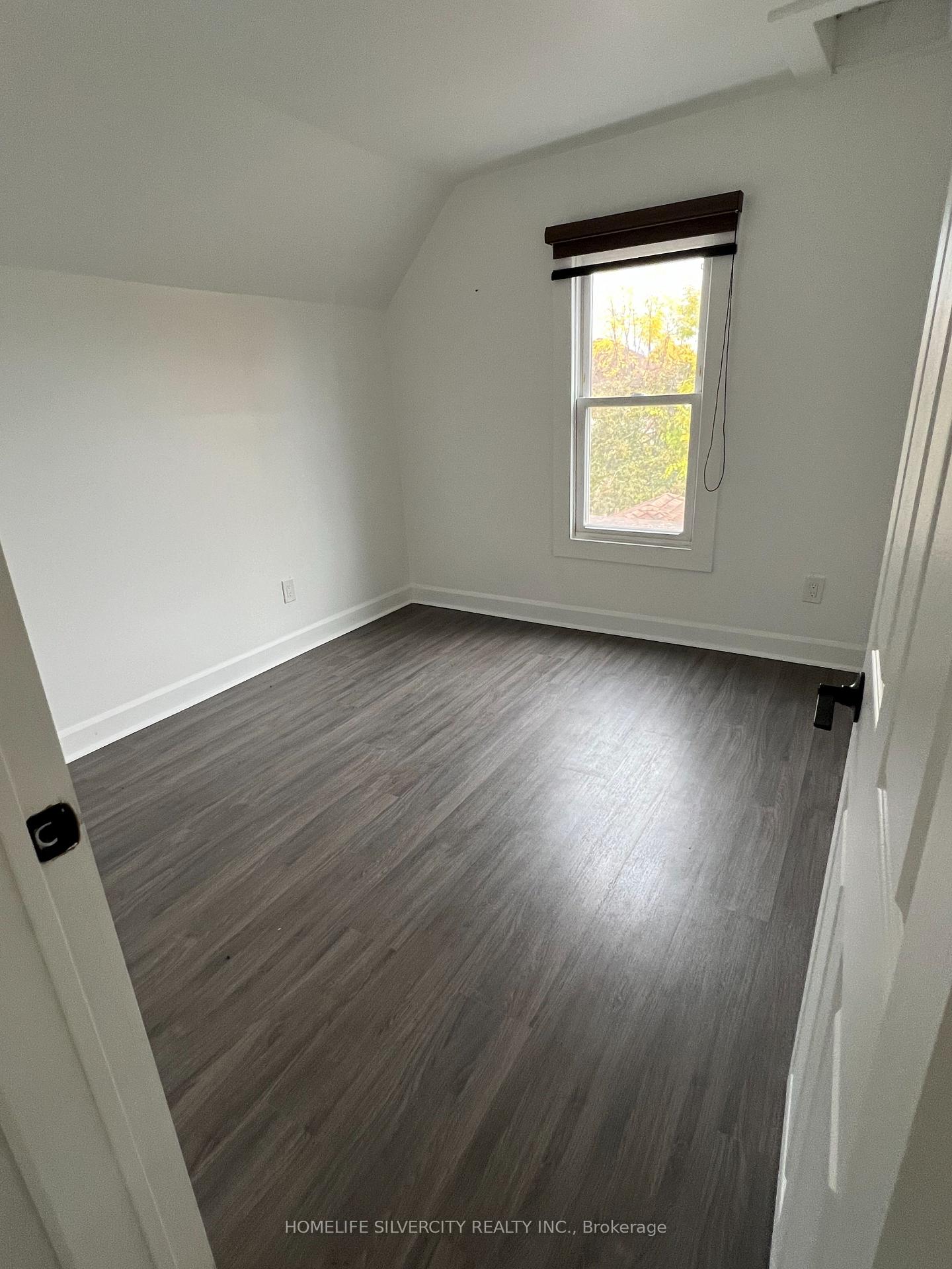 Photo 6 of 4737 Epworth Circle, Niagara Falls, Downtown — HOMEH