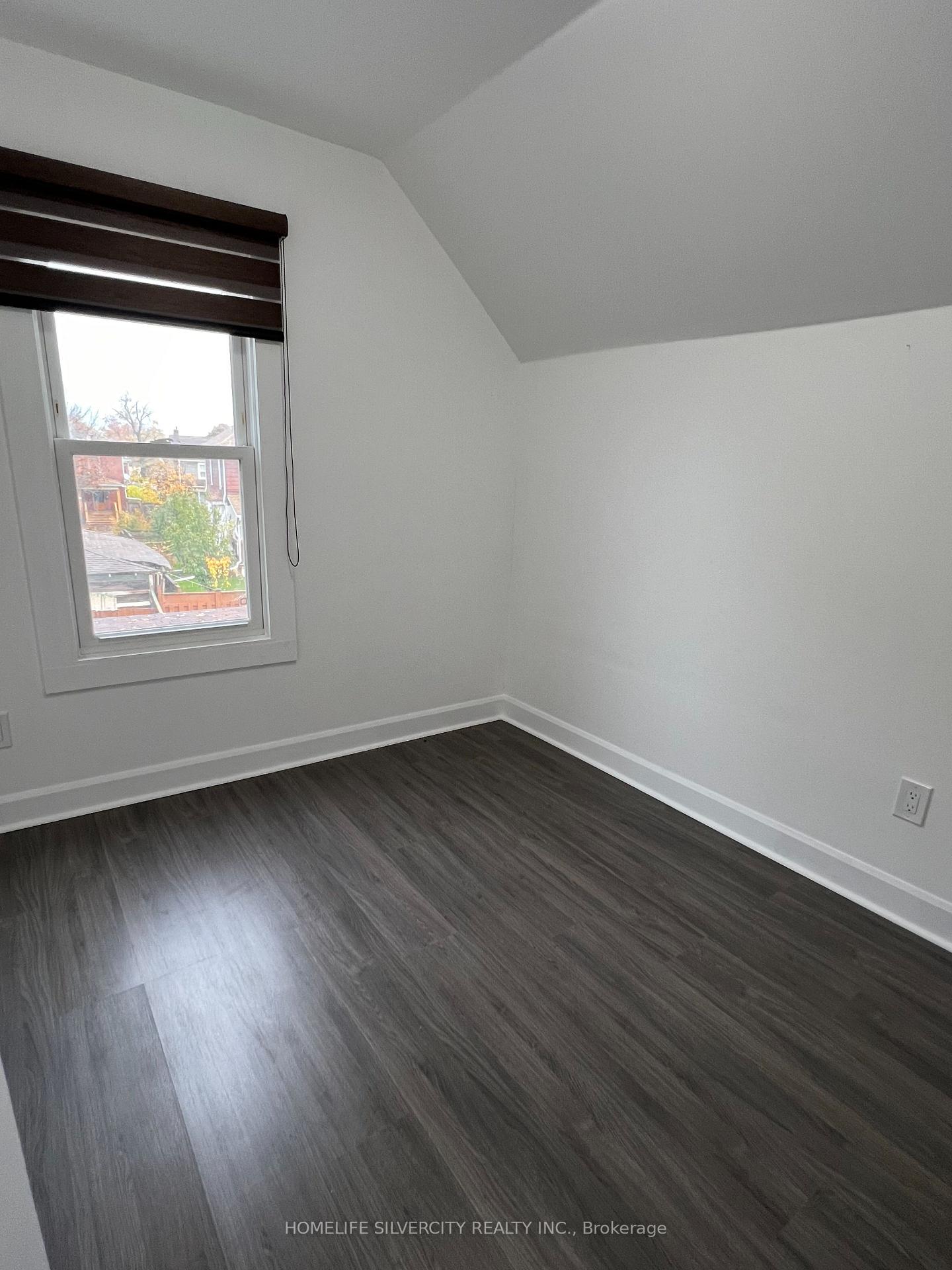 Photo 9 of 4737 Epworth Circle, Niagara Falls, Downtown — HOMEH